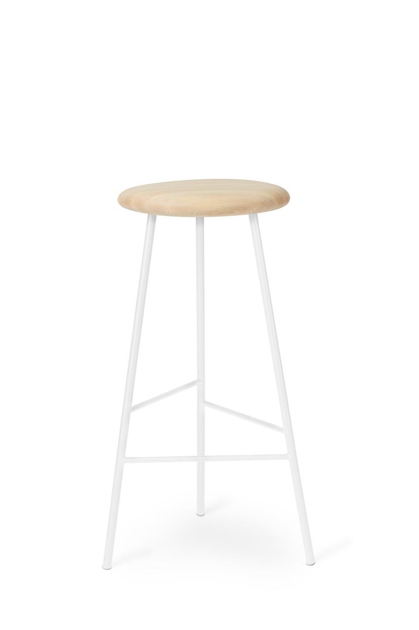 Pebble bar stool large oiled ash pure white by Warm Nordic
Dimensions: D 38 x H 76 cm
Material: Oiled solid ash, smoked solid oak, black noir powder coated steel, Pure white powder coated steel.
Weight: 8 kg
Also available in different colours