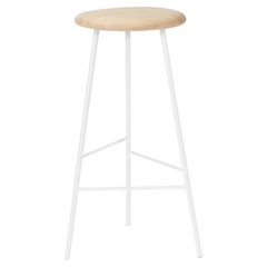 Grand tabouret de bar Pebble en frêne huilé blanc pur de Warm Nordic