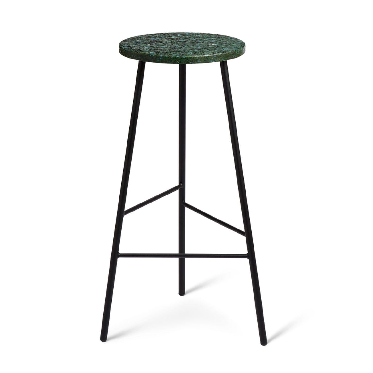 Pebble bar stool large re-plast black noir by Warm Nordic.
Dimensions: D 38 x H 76 cm.
Material: Re-plast, black noir powder coated steel.
Weight: 8 kg
Also available in different colours and finishes. 

Light stools and bar stools with