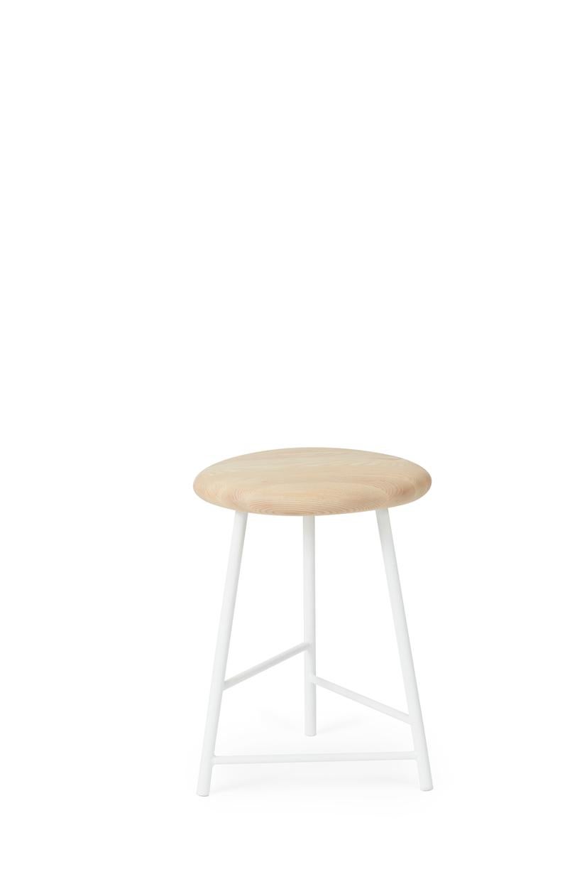Pebble bar stool small oiled ash pure white by Warm Nordic
Dimensions: D 38 x H 65 cm
Material: Oiled solid ash, smoked solid oak, black noir powder coated steel, Pure white powder coated steel.
Weight: 7 kg
Also available in different colours
