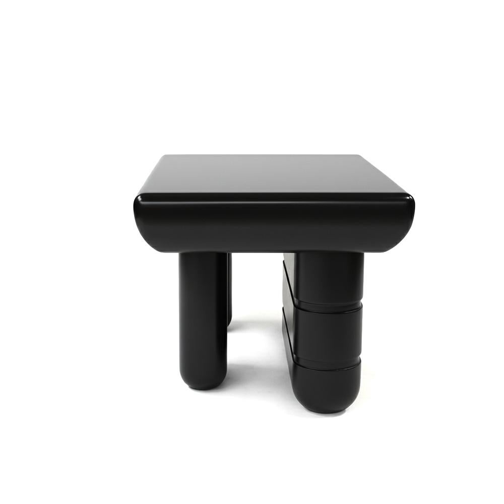 L'équilibre parfait entre douceur et résistance. La table d'appoint Pebble associe des bords arrondis et lisses à la beauté naturelle du bois massif, créant ainsi une pièce intemporelle qui s'intègre sans effort dans tout espace moderne.
