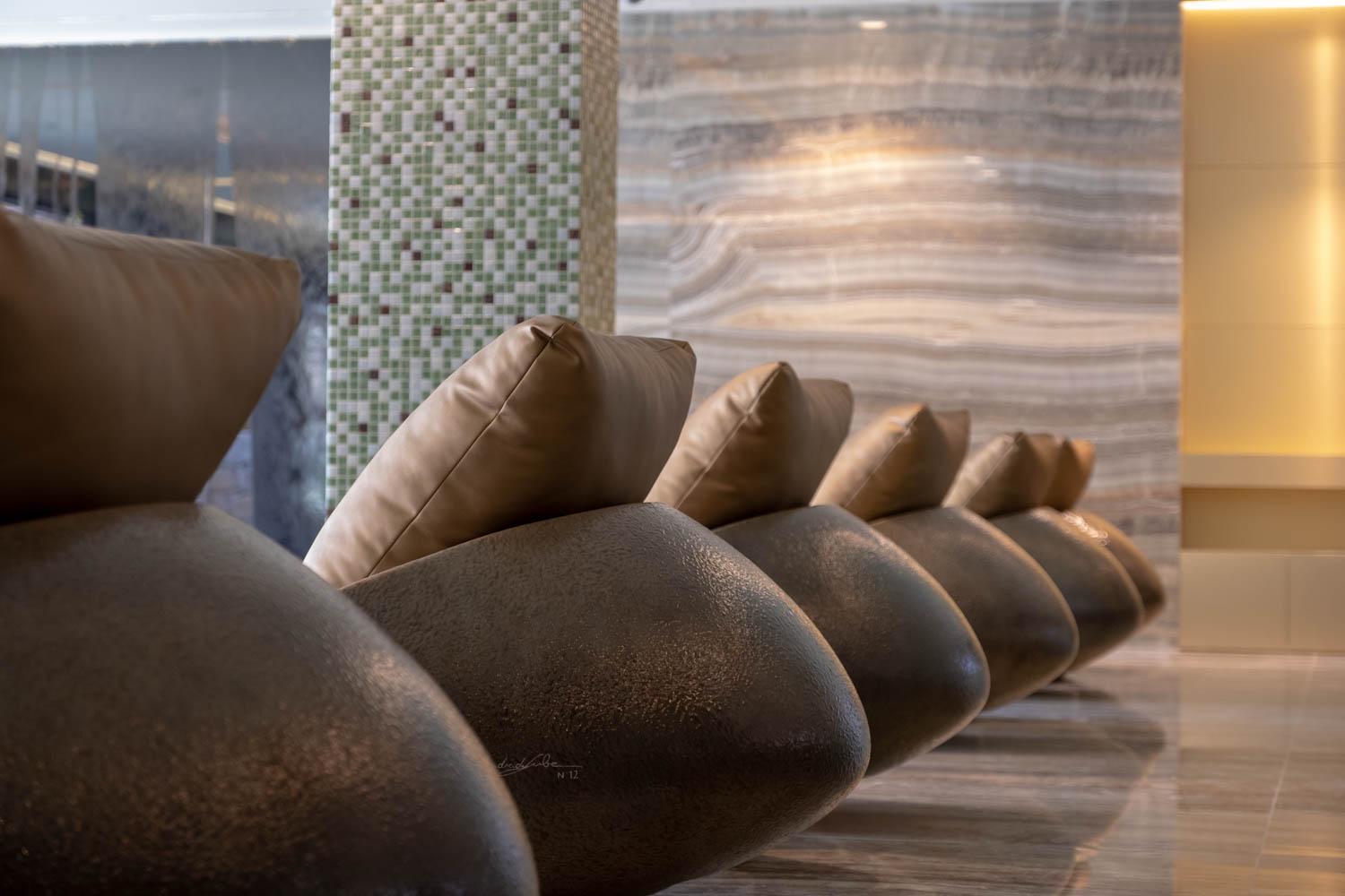 Contemporary Sculptural Fiberglass Pebble Chaise Longue by Nini Andrade Silva In New Condition For Sale In Barcelos, PT
