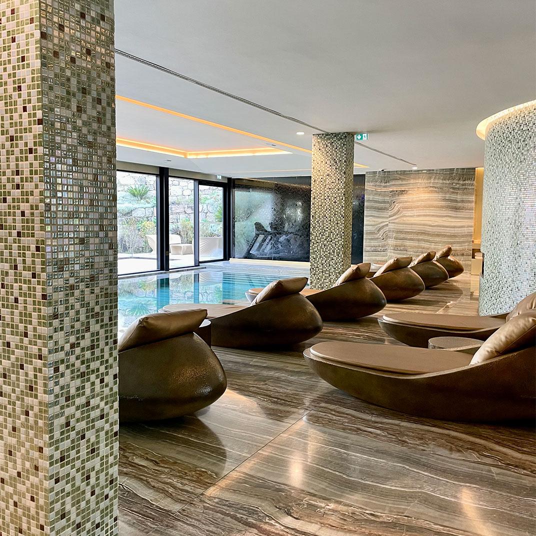Contemporary Sculptural Fiberglass Pebble Chaise Longue by Nini Andrade Silva For Sale 1