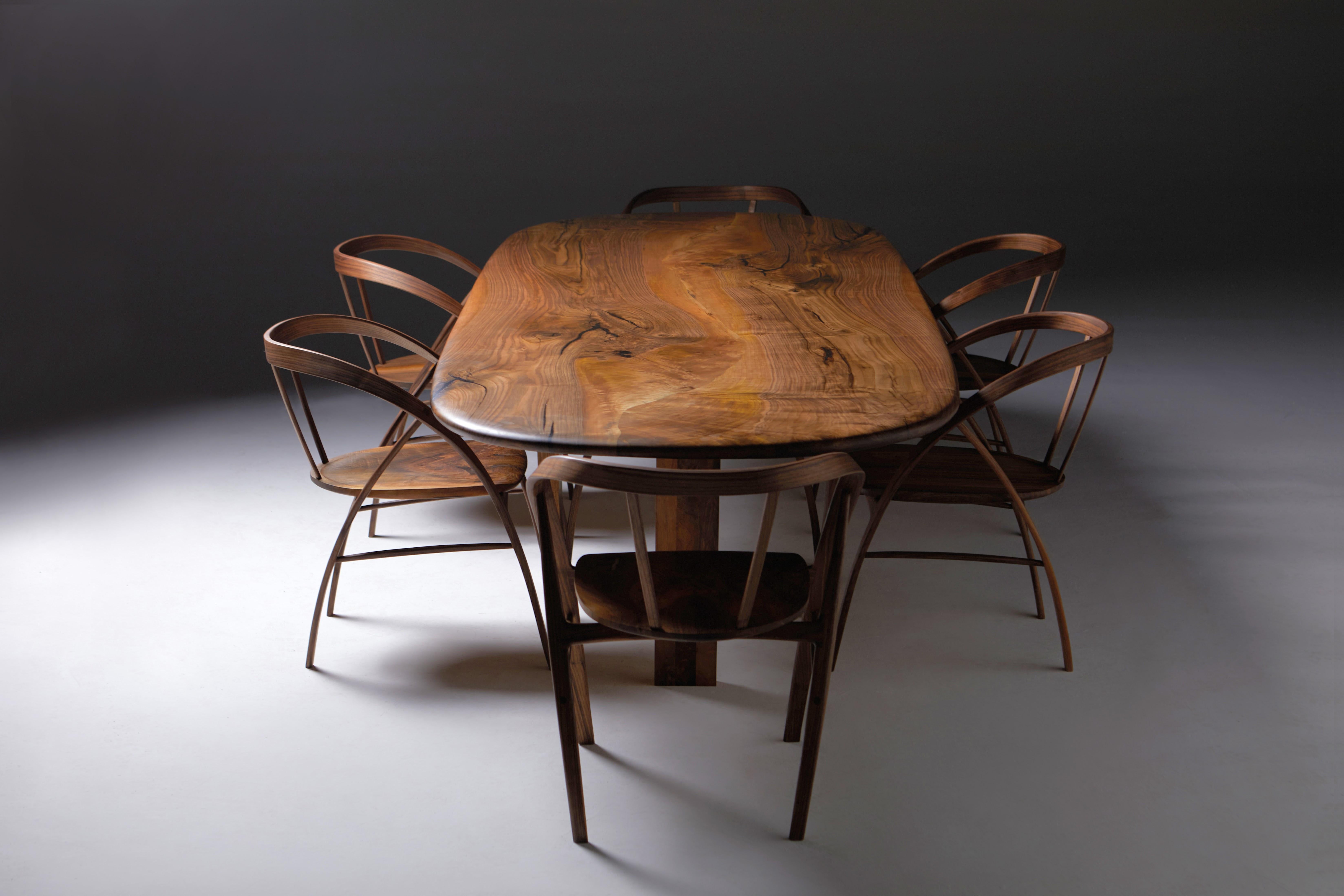 XXIe siècle et contemporain Table ovale de salle à manger en noyer anglais à bords galbés de Jonathan Field en vente