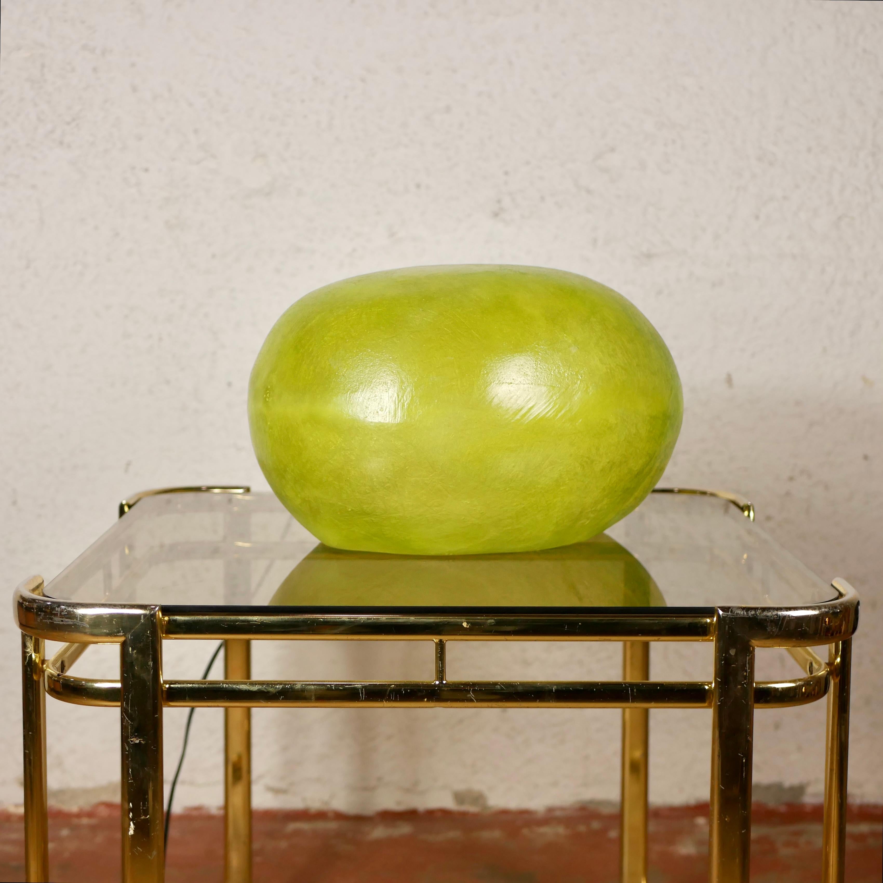 Jolie lampe en forme de galet ou d'oeuf en fibre de verre et résine, dans le style d'André Cazenave et de sa lampe Dora. Fabriqué dans les années 1980.
Couleur verte, en excellent état.