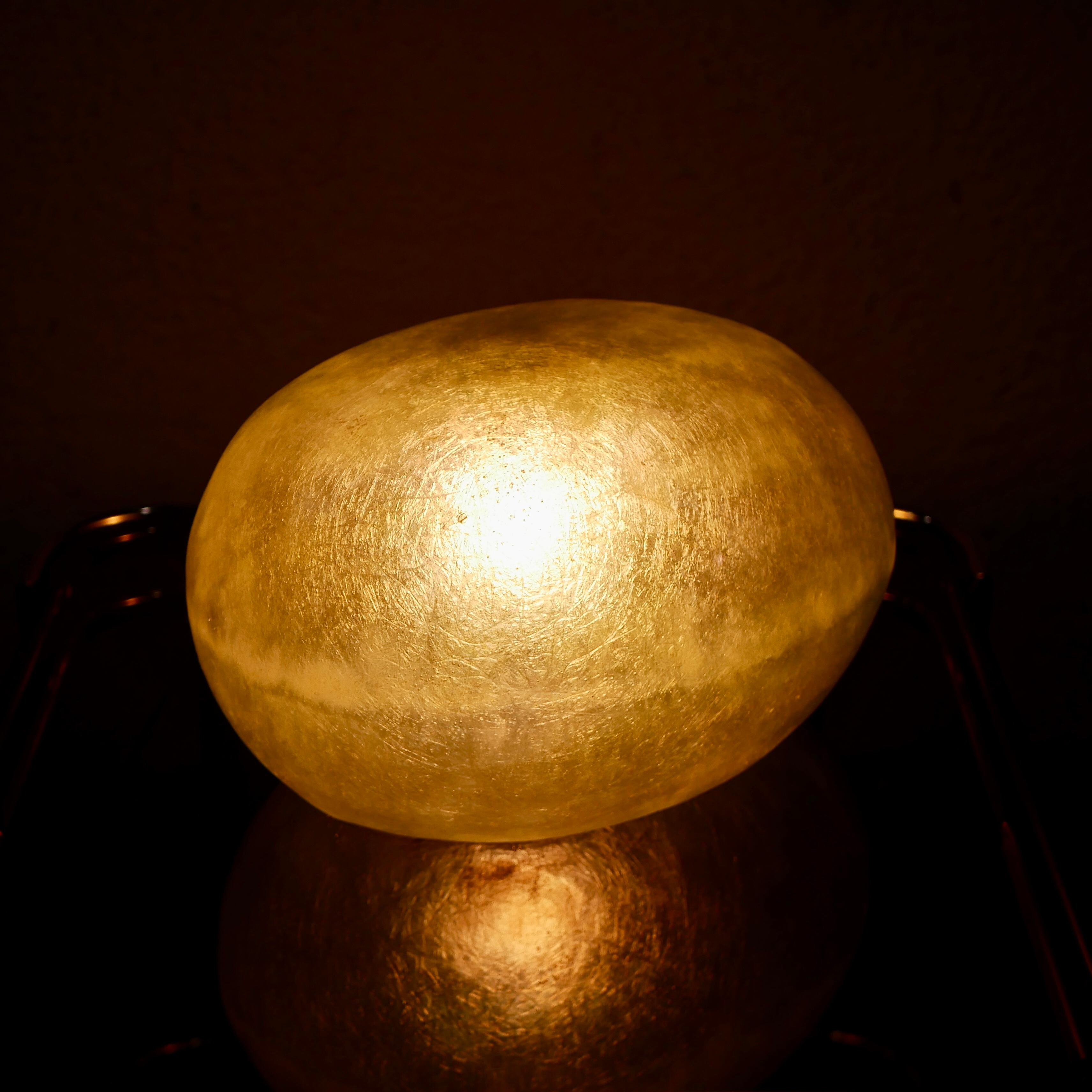 Lampe en forme de galet ou d'oeuf en fibre de verre dans le style d'André Cazenave, 1980 1