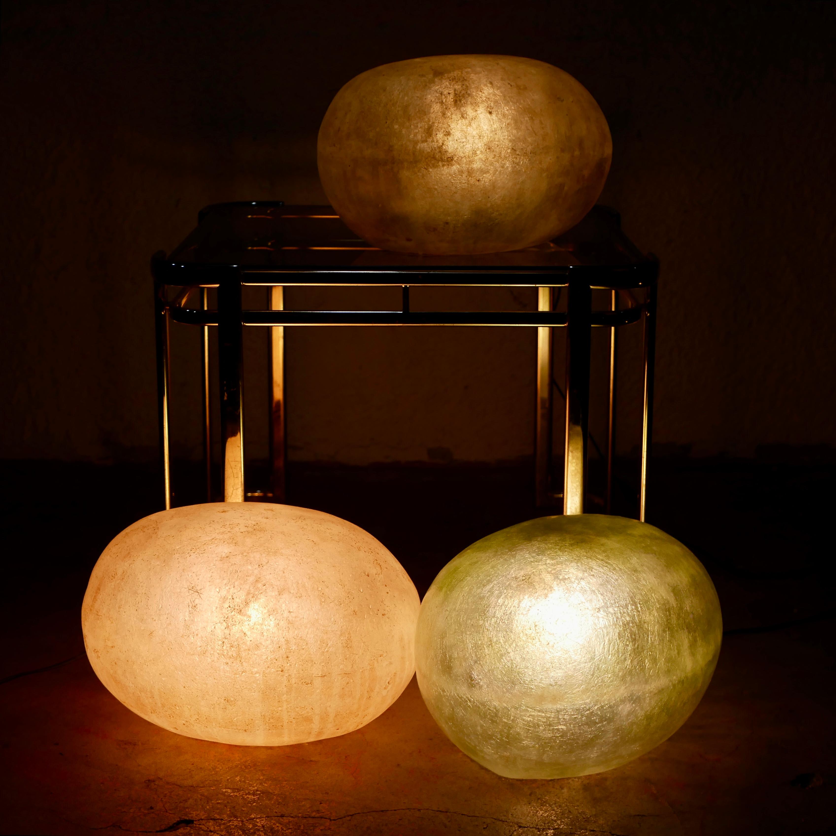 Lampe en forme de galet ou d'oeuf en fibre de verre dans le style d'André Cazenave, 1980 3