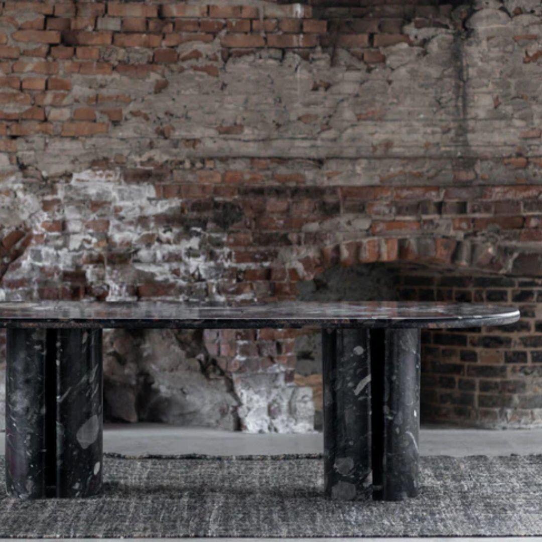 Introduisez une touche d'élégance extraordinaire dans votre maison avec cette table de salle à manger exceptionnelle, méticuleusement fabriquée en pierre Pebble Granite. Ce chef-d'œuvre se distingue par son design majestueux, expressif et totalement