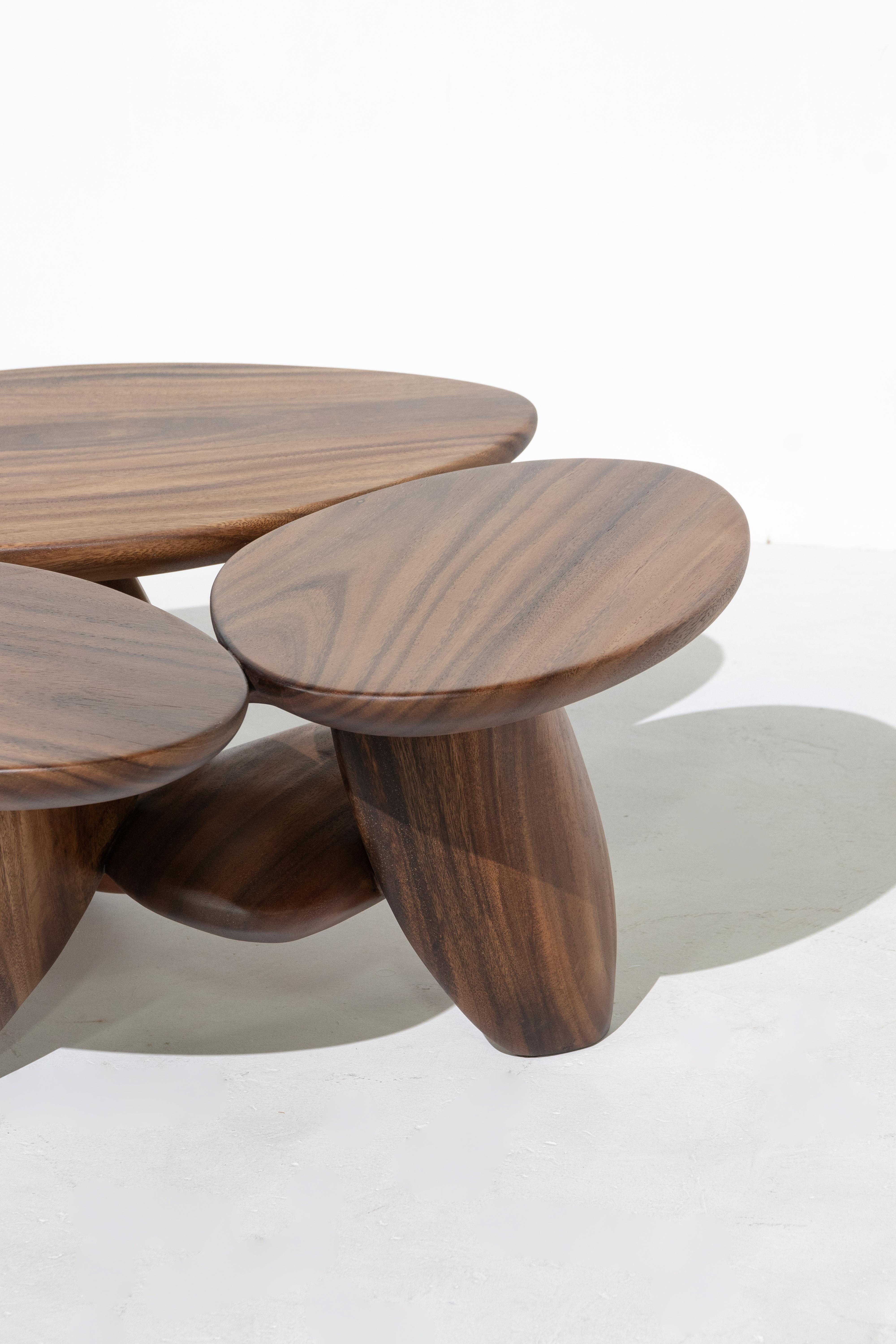 Niedriger Tisch aus Kieselstein, Finish Natural Wood (Handgefertigt) im Angebot