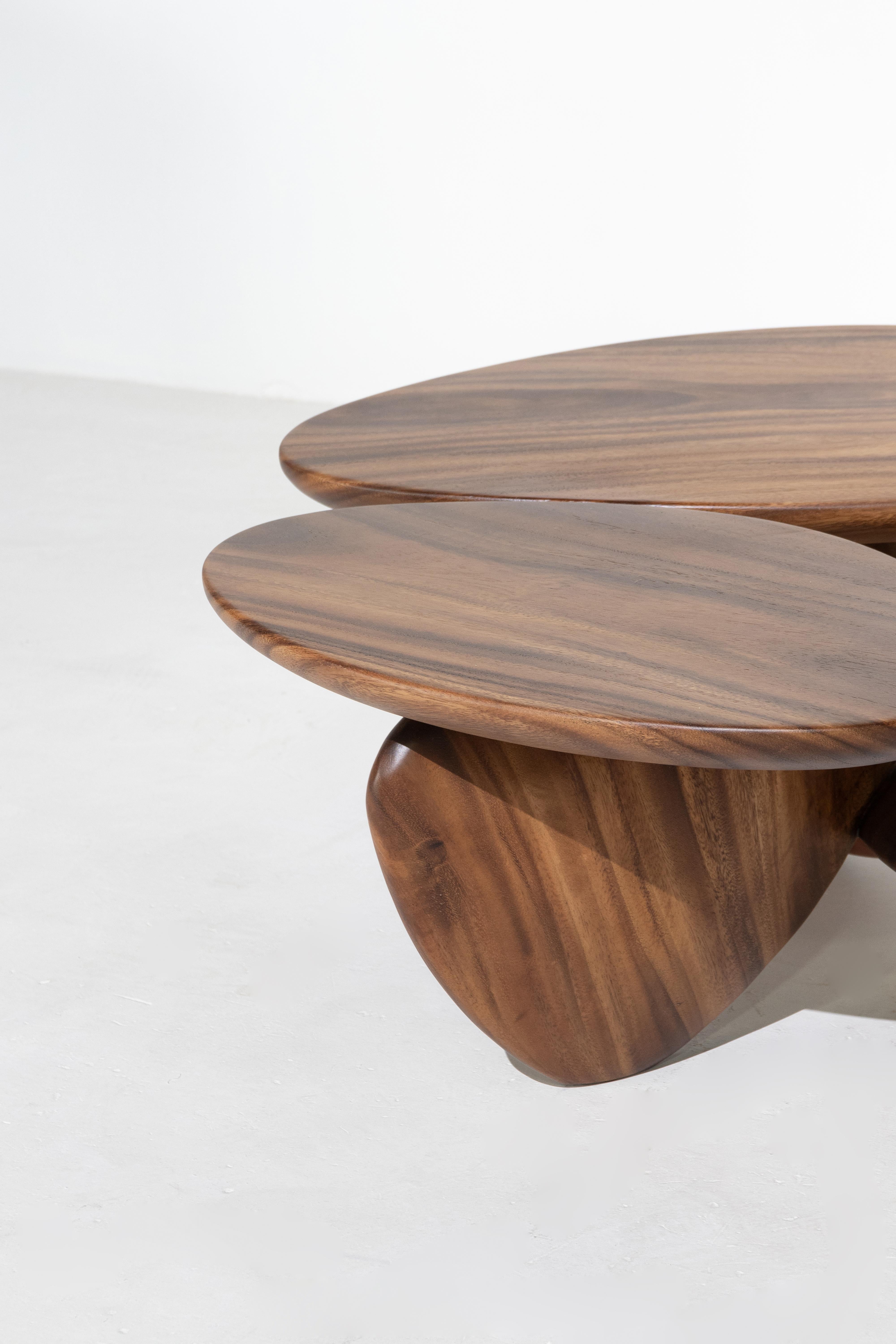 Niedriger Tisch aus Kieselstein, Finish Natural Wood im Zustand „Neu“ im Angebot in Chiangmai, TH
