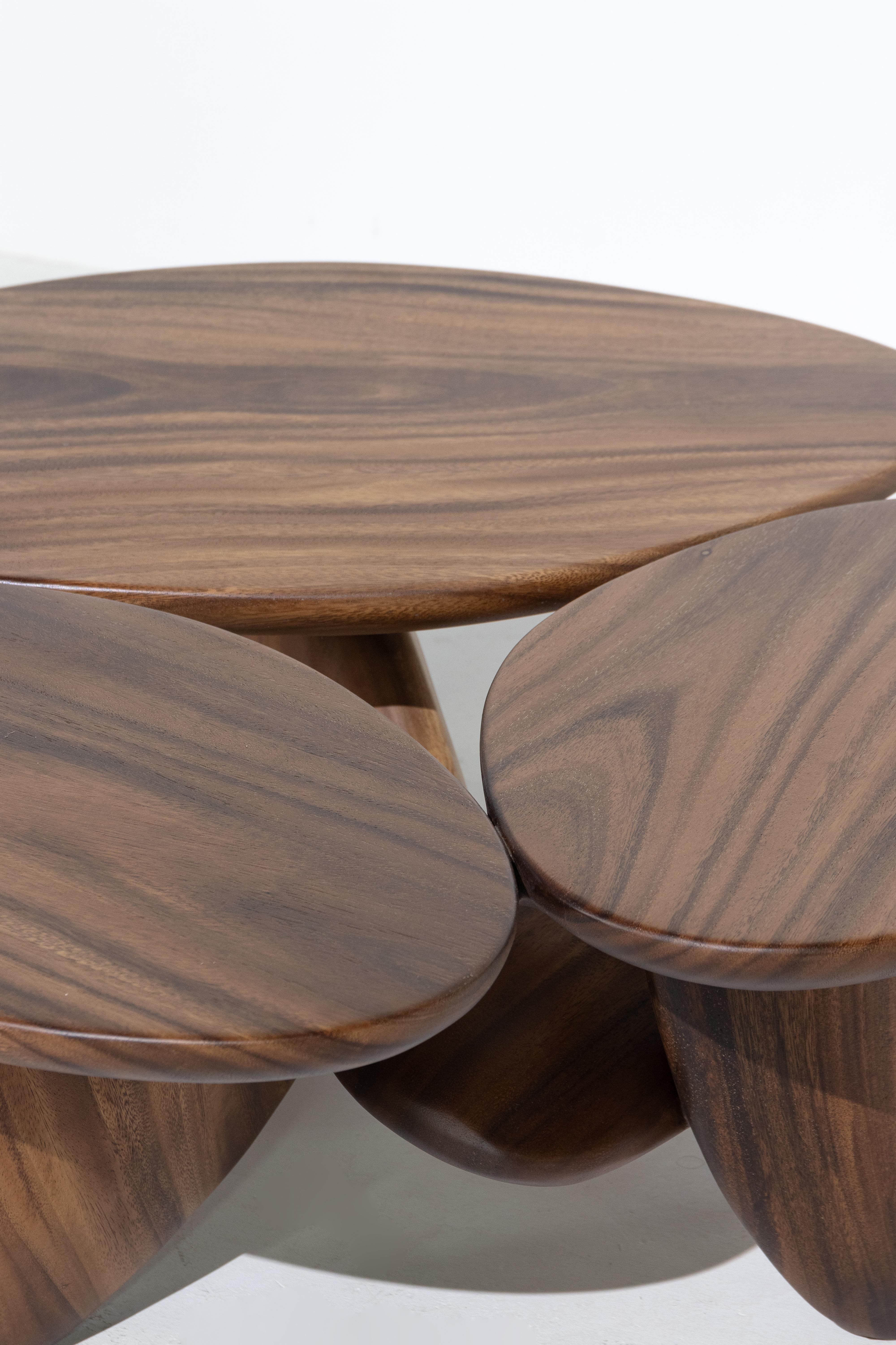 Niedriger Tisch aus Kieselstein, Finish Natural Wood (21. Jahrhundert und zeitgenössisch) im Angebot