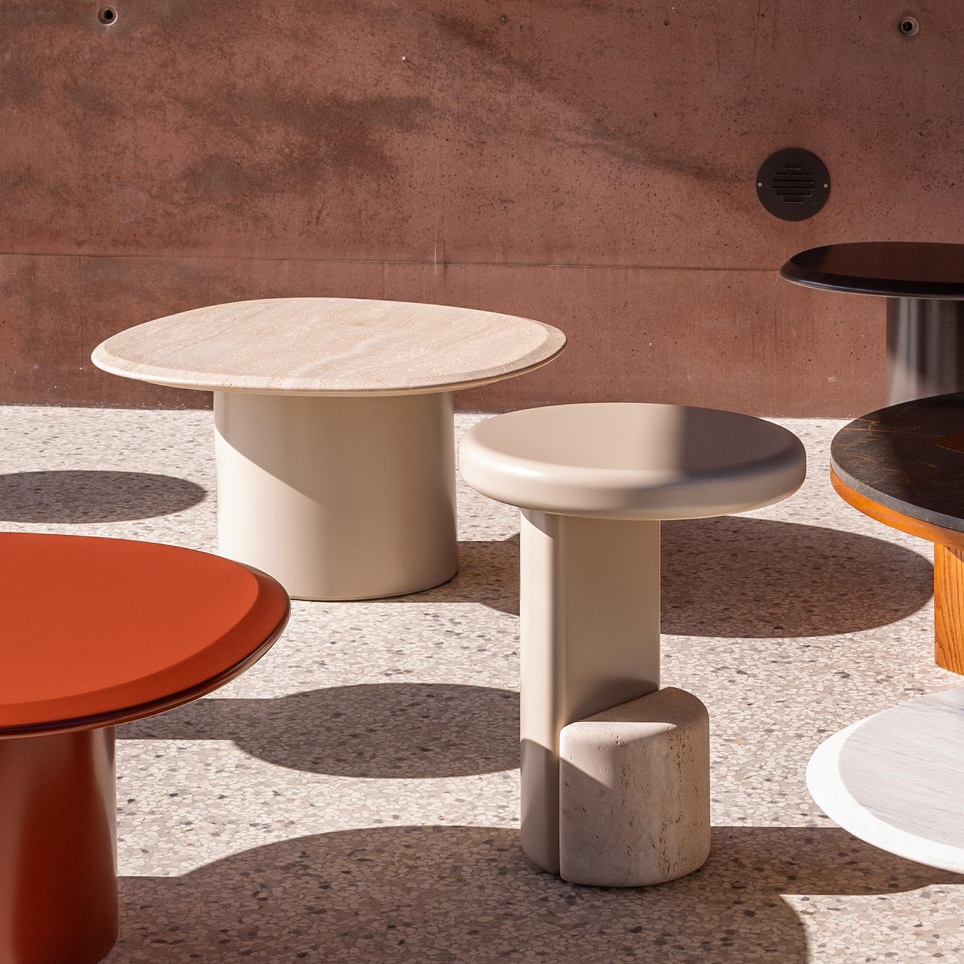 Pebble A&M est une table basse dont la forme organique s'inspire des pierres lissées par l'eau. Appartenant à la collection Pebble, il offre une grande polyvalence avec trois options de hauteur et trois tailles de plateau. Ici en taille M-One, cette