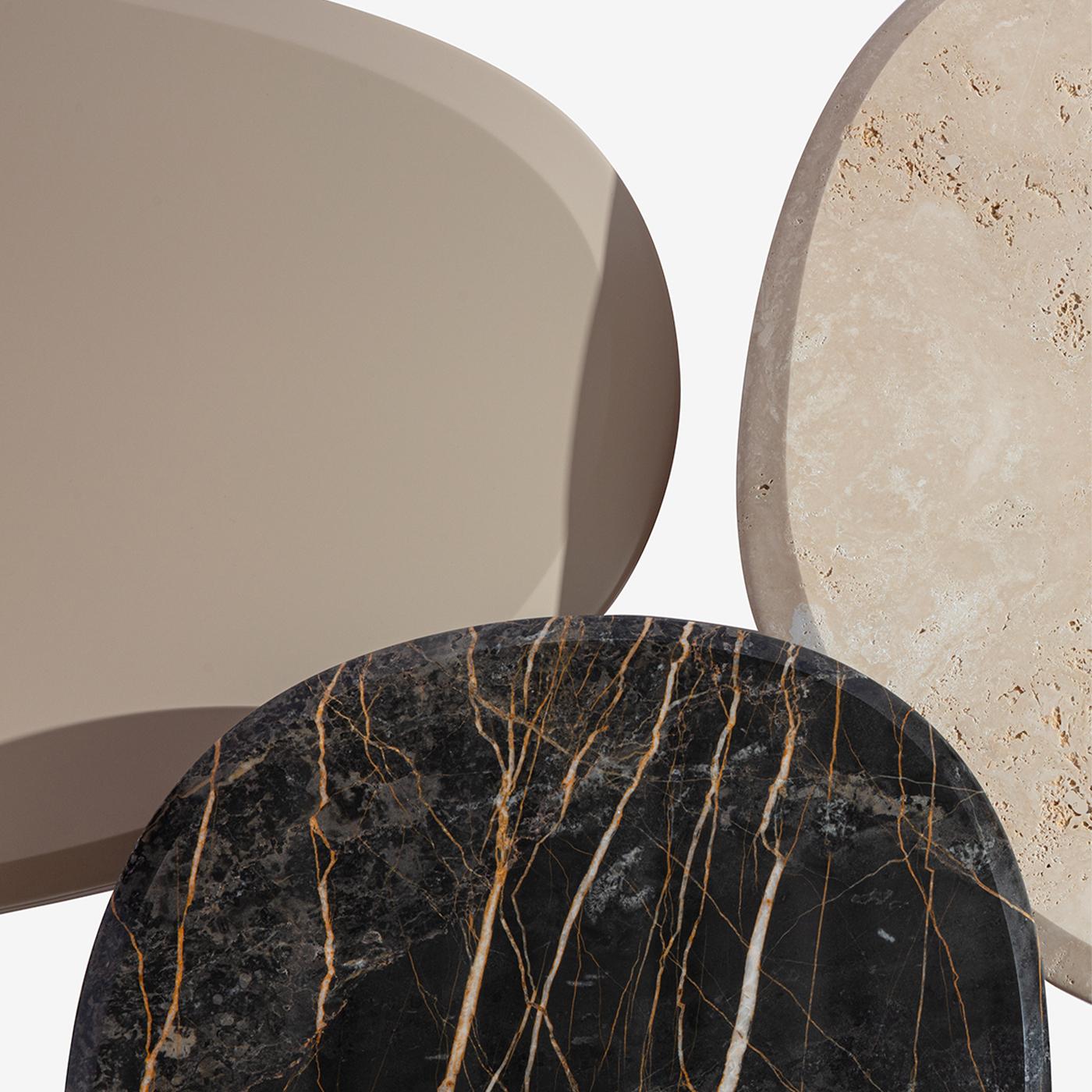 Pebble M, roter Couchtisch mit Marmorplatte von Carpanese Home (21. Jahrhundert und zeitgenössisch) im Angebot