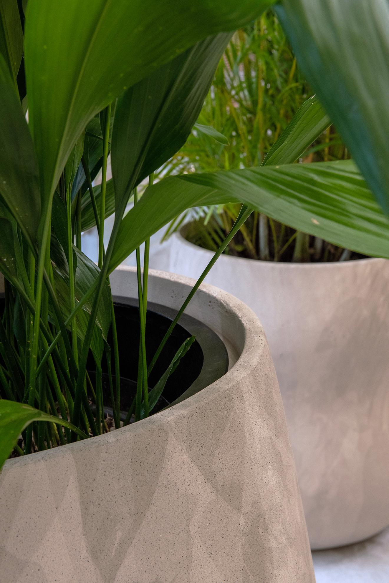 Jardinera Mediana de Terracota Guijarro by Indigenus Posmoderno en venta