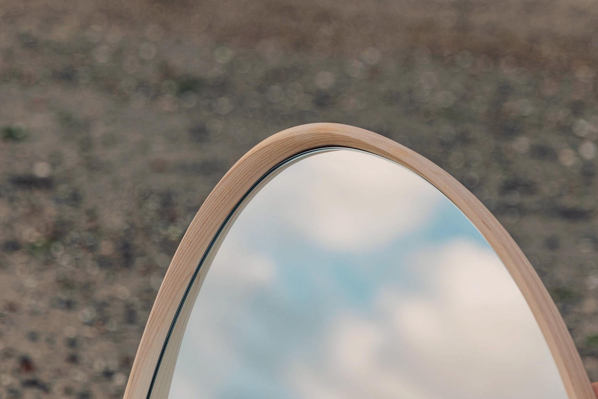 Organischer Wandspiegel, Holz, gebogener, laminierter „Pebble Mirror“ von Soo Joo (Holzarbeit) im Angebot