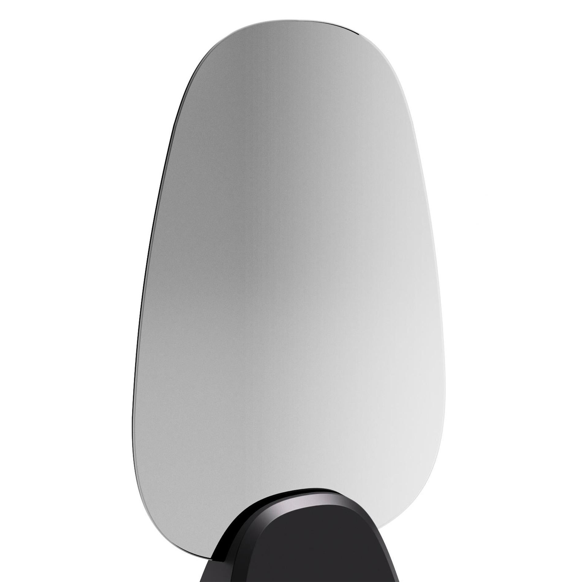 Mirror Pebble mit Rauchglasscheibe auf
schwarz glänzend oder mattschwarzer Sockel.
Auch mit geräuchertem, doppelseitigem Spiegel erhältlich
glas auf glänzend schwarzem oder mattschwarzem Sockel.
Die Paneele können aus geräuchertem doppelseitigem