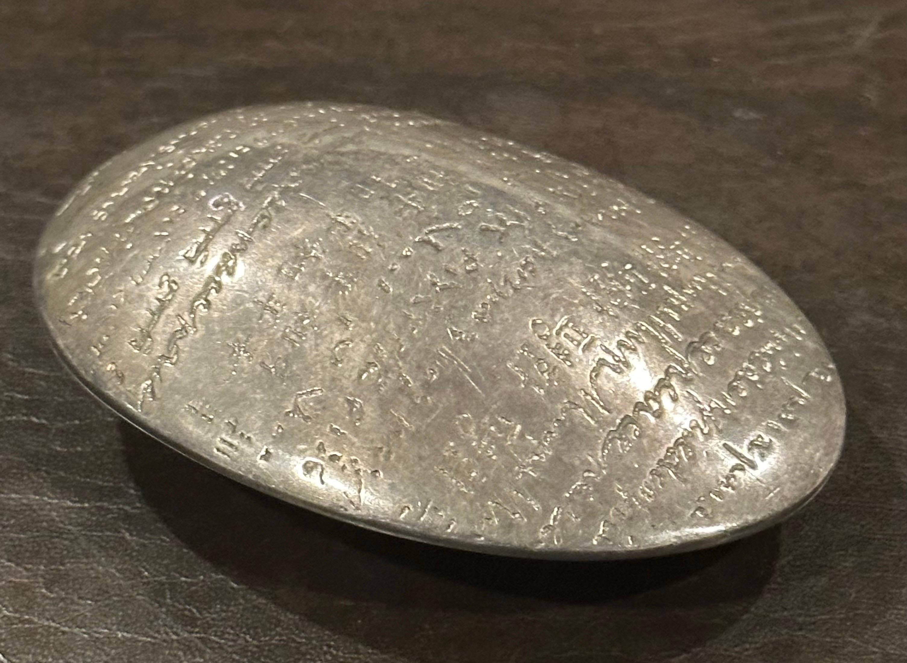 Français Presse-papiers « Pebble of Peace » en métal argenté de Christofle de France en vente