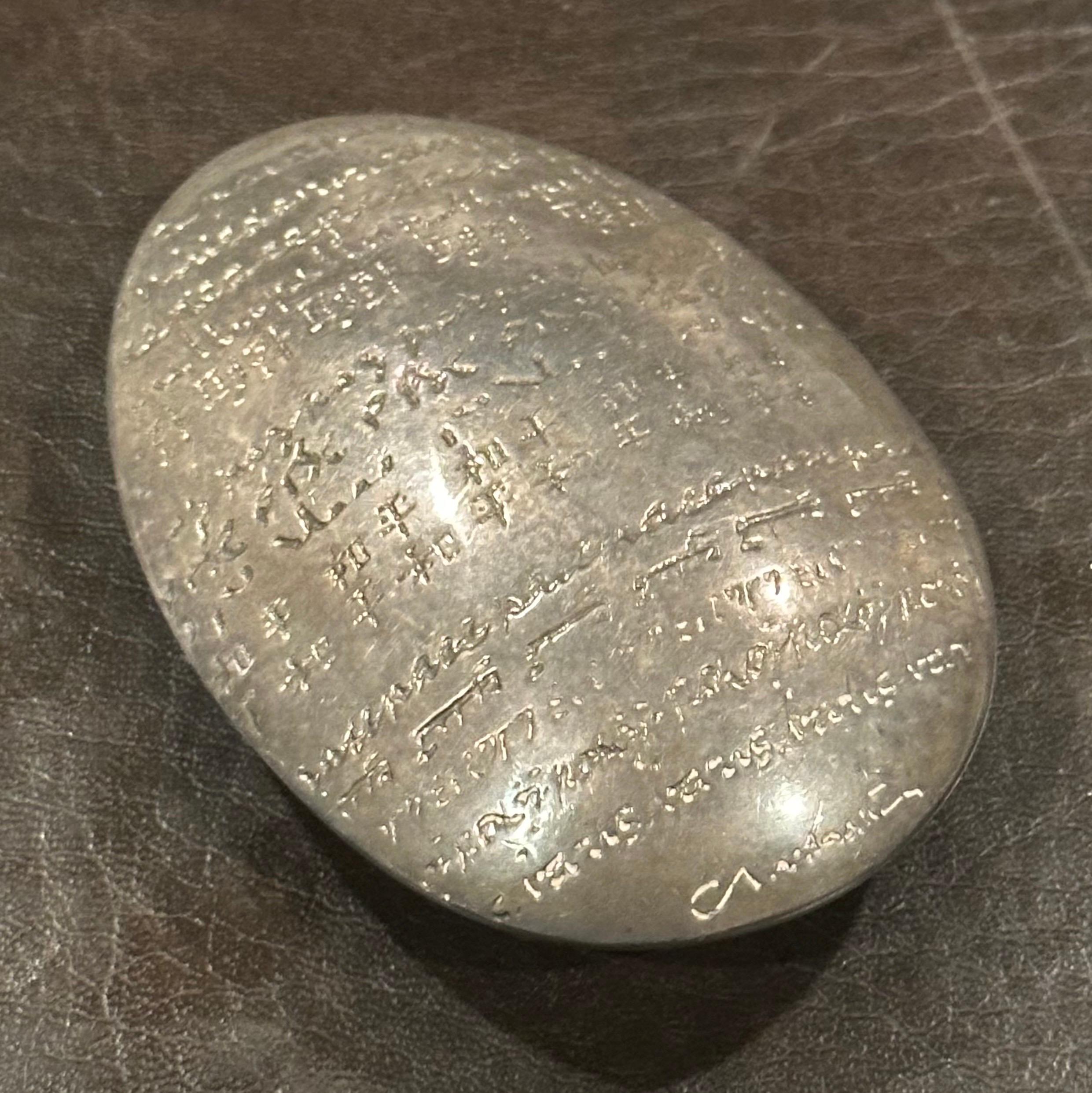 Presse-papiers « Pebble of Peace » en métal argenté de Christofle de France Bon état - En vente à San Diego, CA