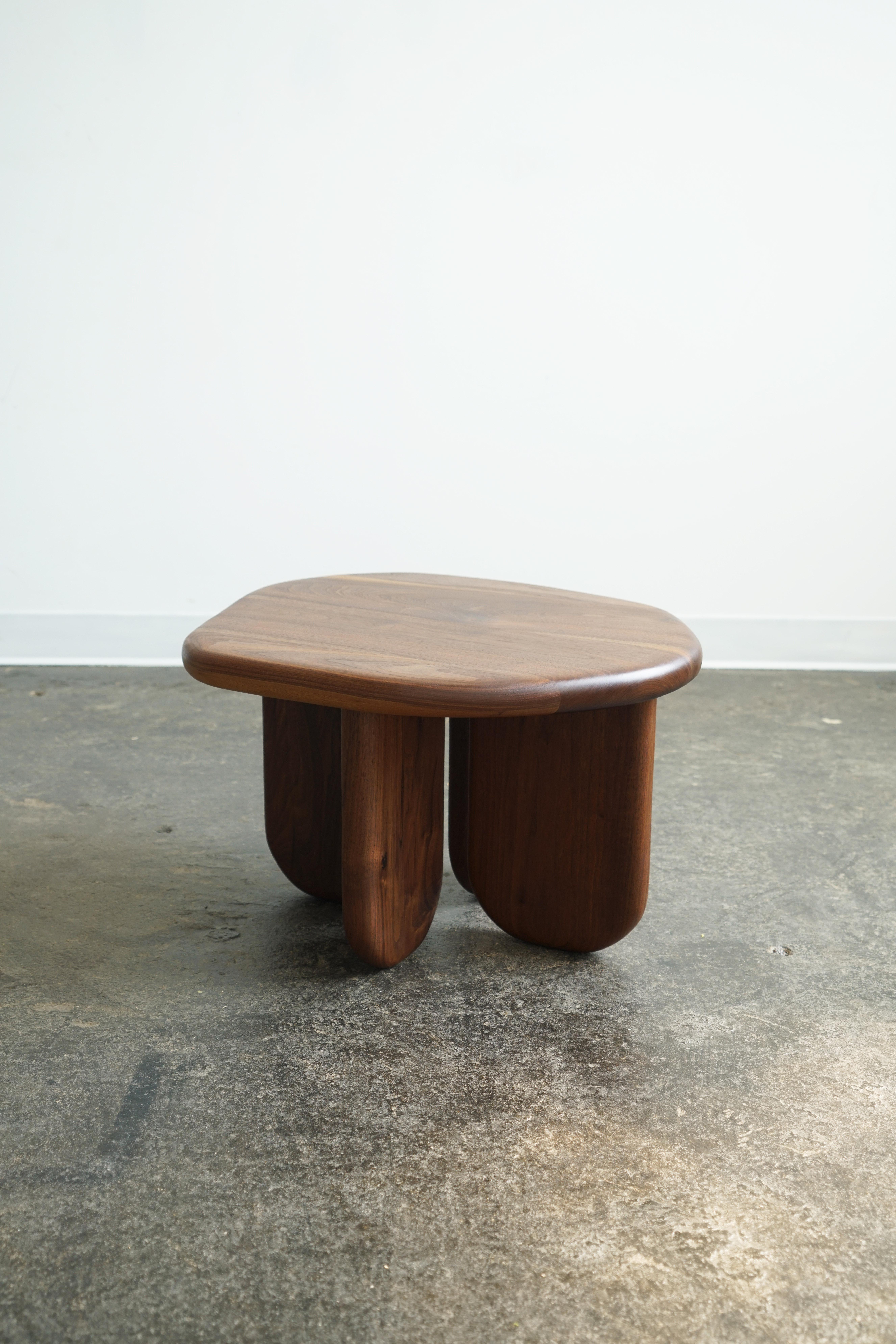 Mesa de centro con forma orgánica 