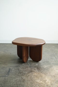 "Pebble" Moderner Couchtisch oder Beistelltisch in organischer Form von Last Workshop, Nussbaum