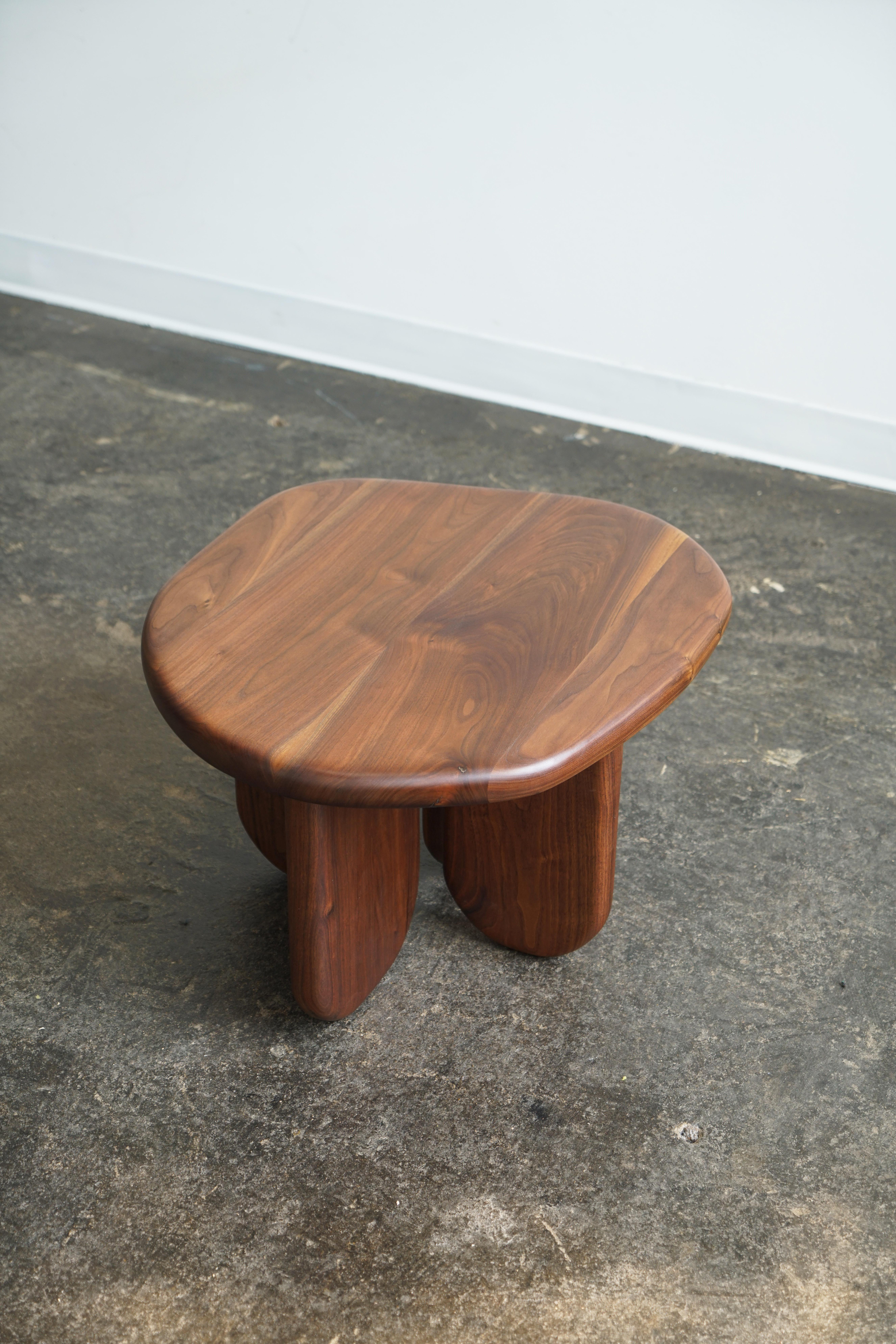 Mesa de centro o auxiliar moderna con forma orgánica 