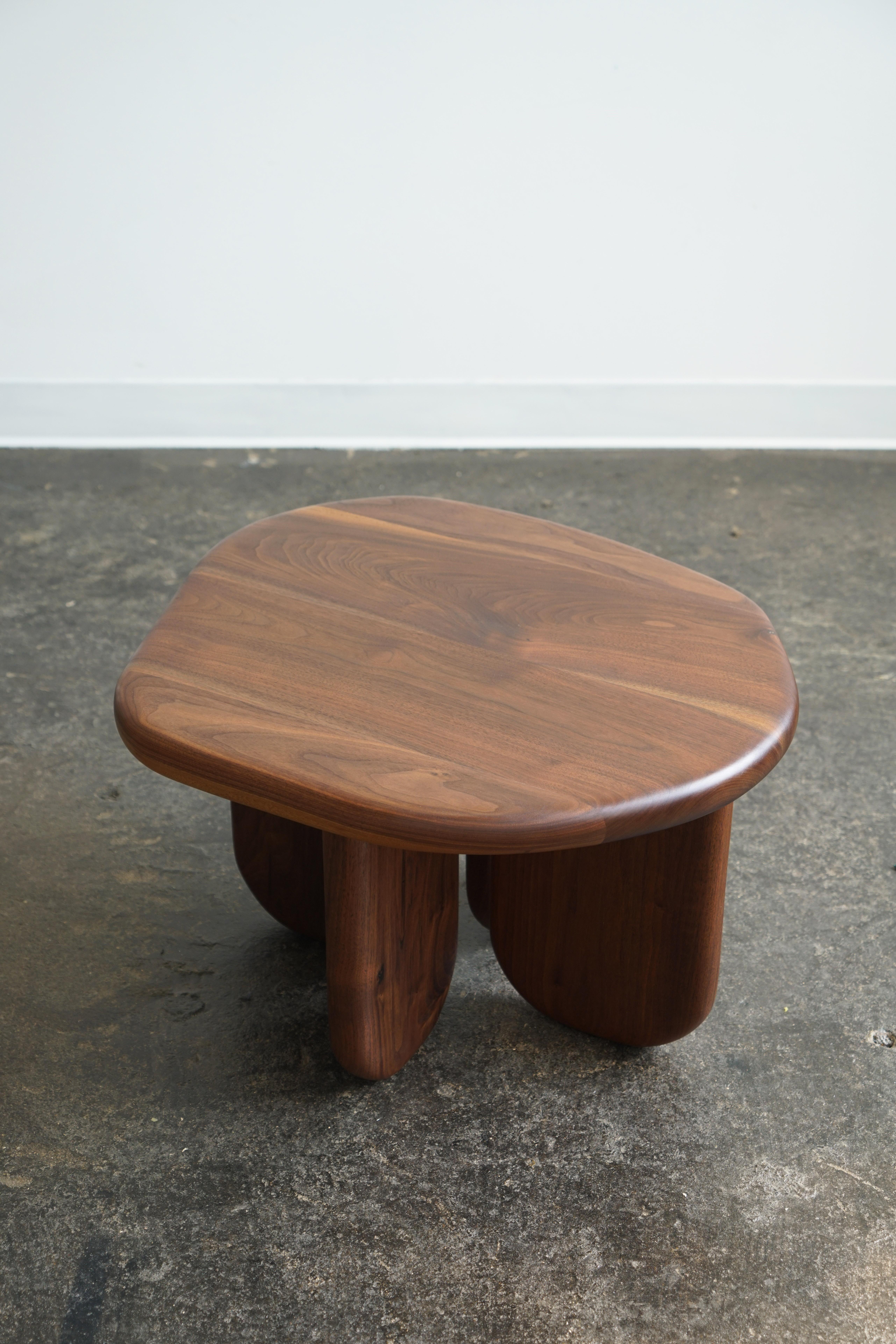 Mesa de centro o auxiliar moderna con forma orgánica 