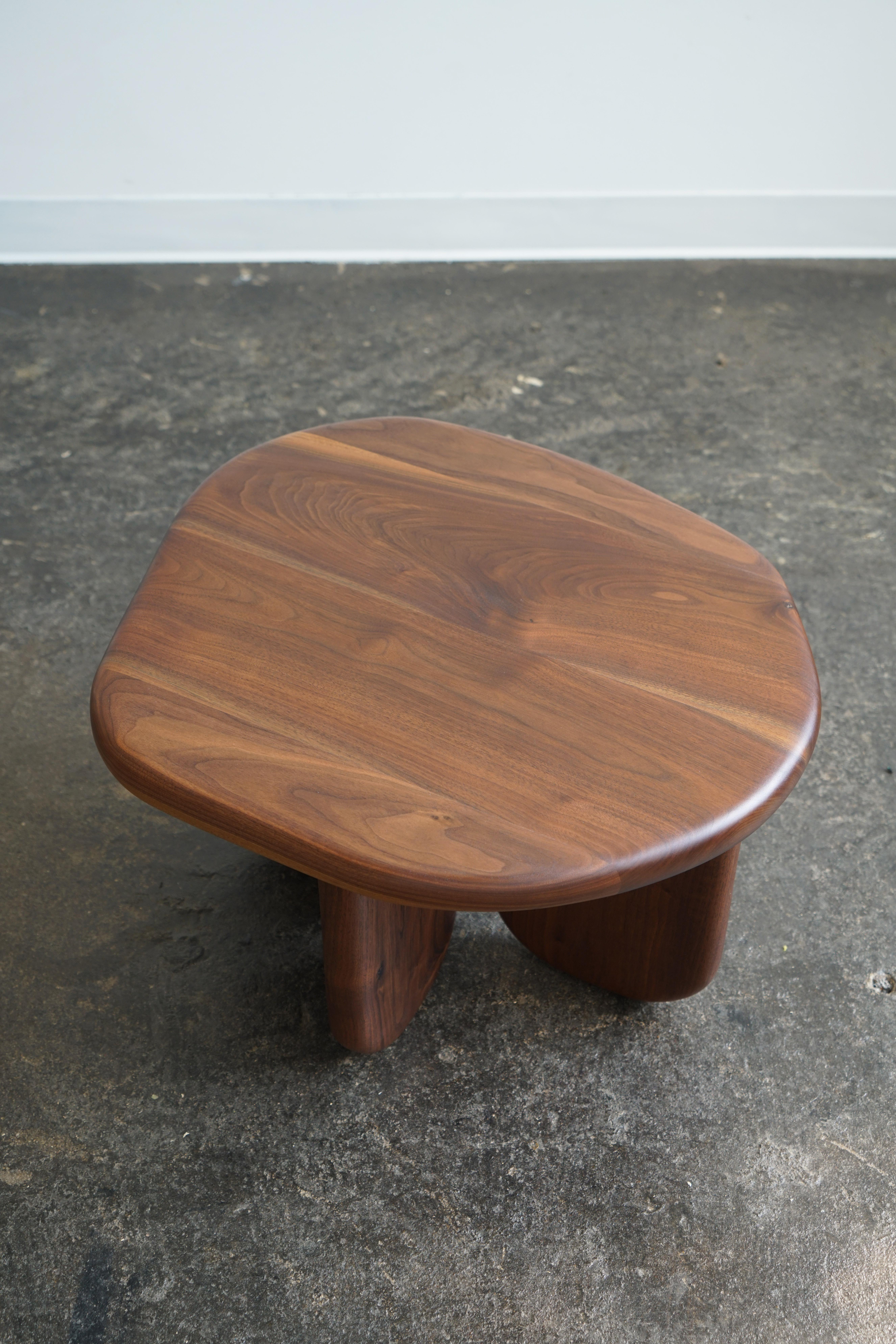 Mesa de centro o auxiliar moderna con forma orgánica 