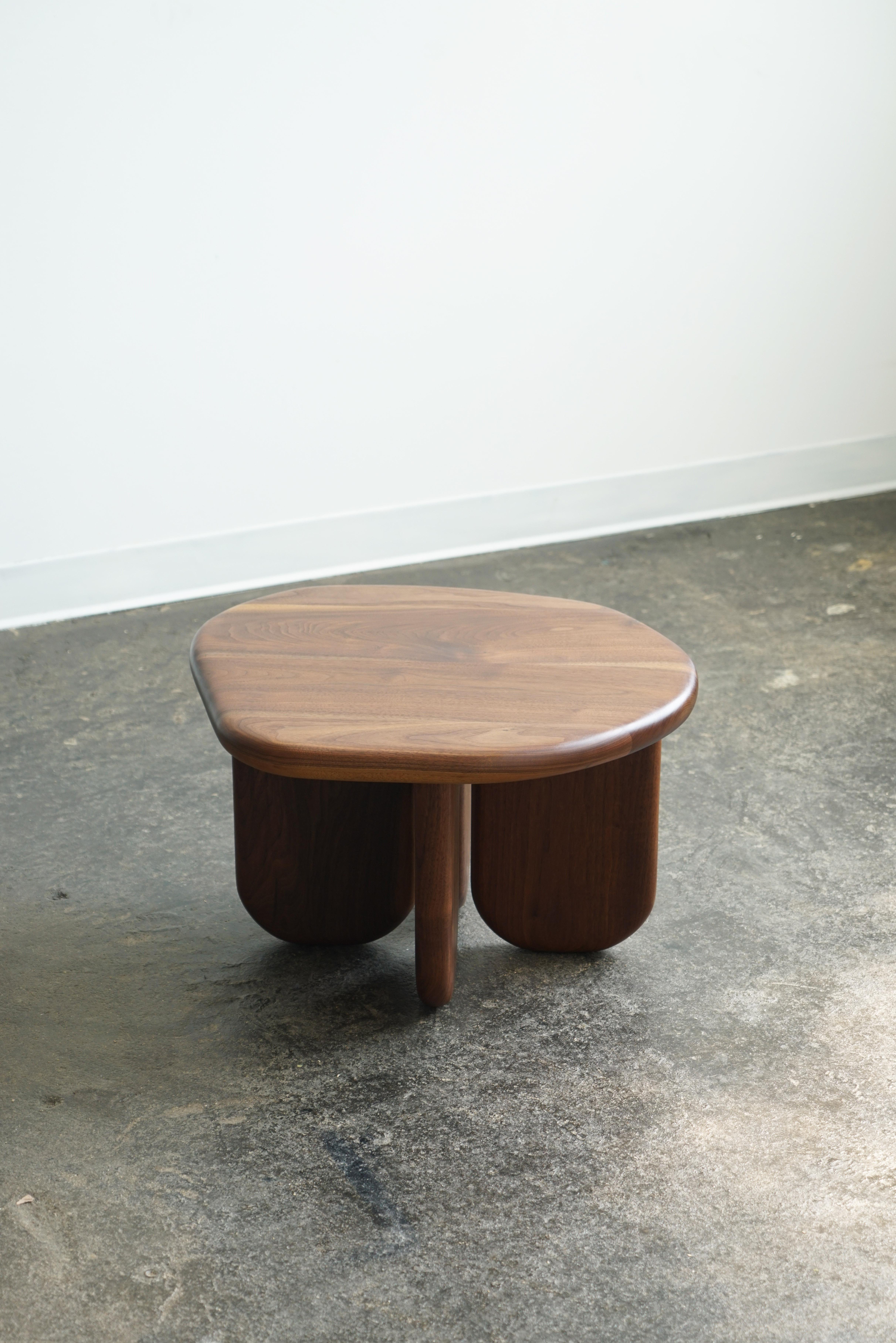 Mesa de centro o auxiliar moderna con forma orgánica 