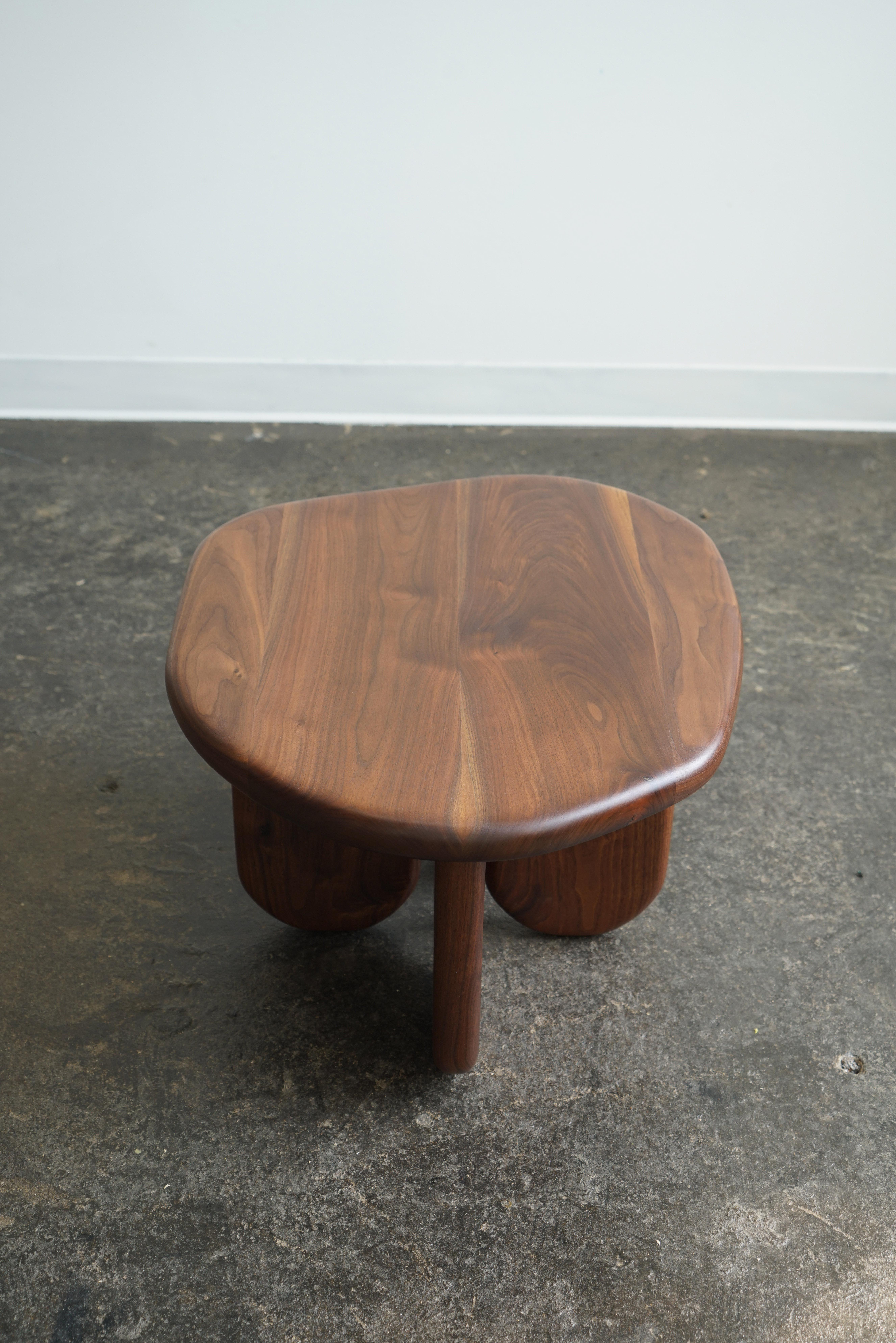 Mesa de centro o auxiliar moderna con forma orgánica 