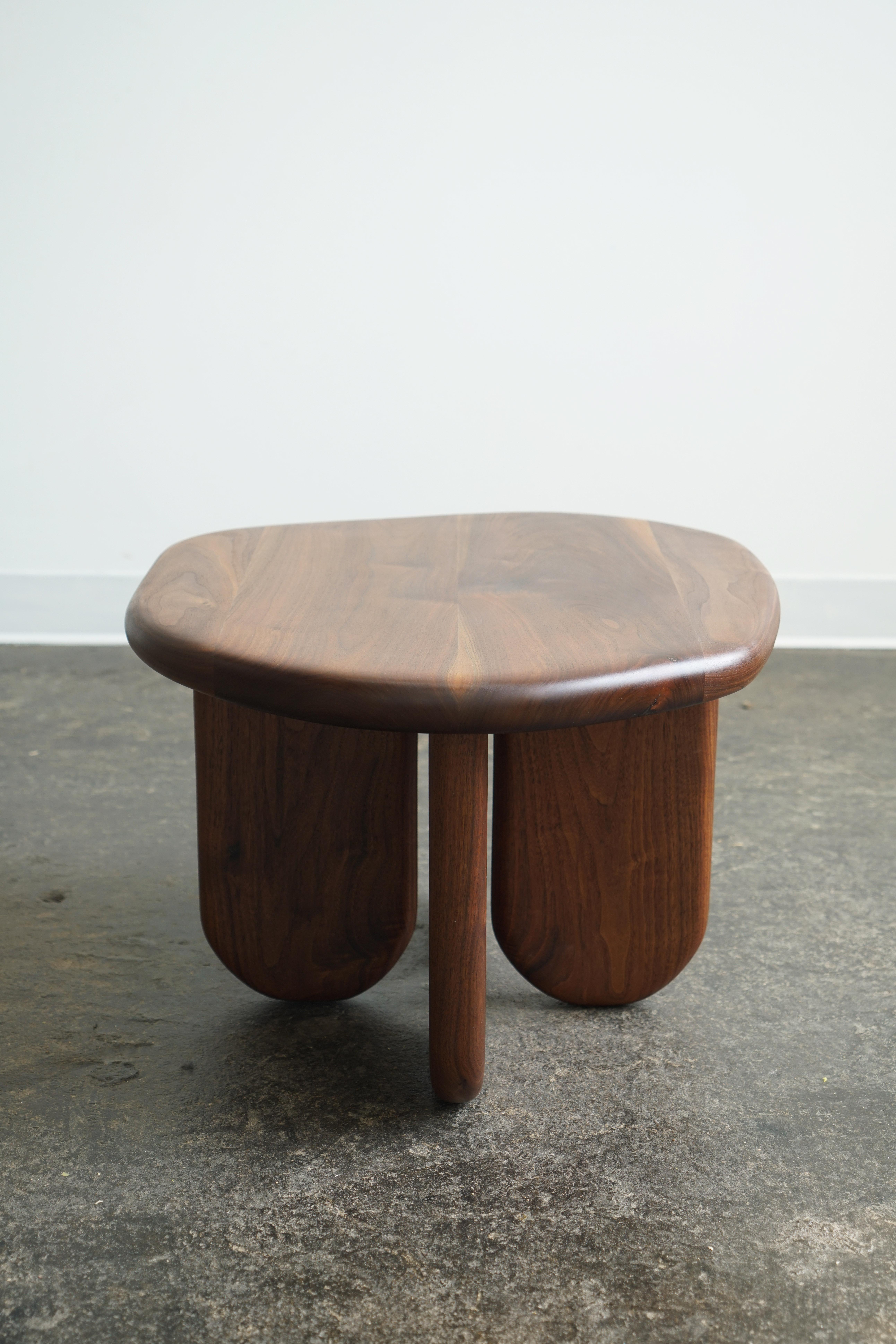 Mesa de centro o auxiliar moderna con forma orgánica 