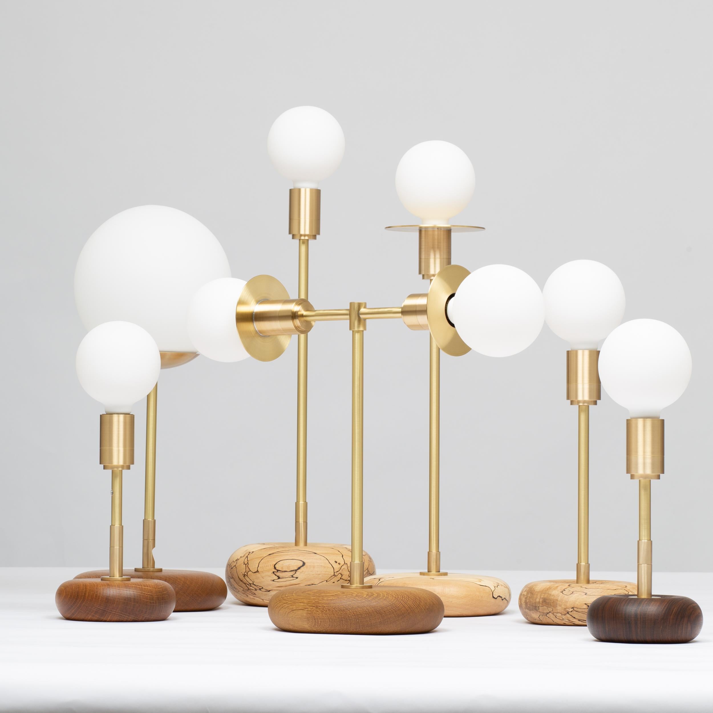 Lampe de table sphérique en chêne fumé Pebble par Lights of London en vente 7