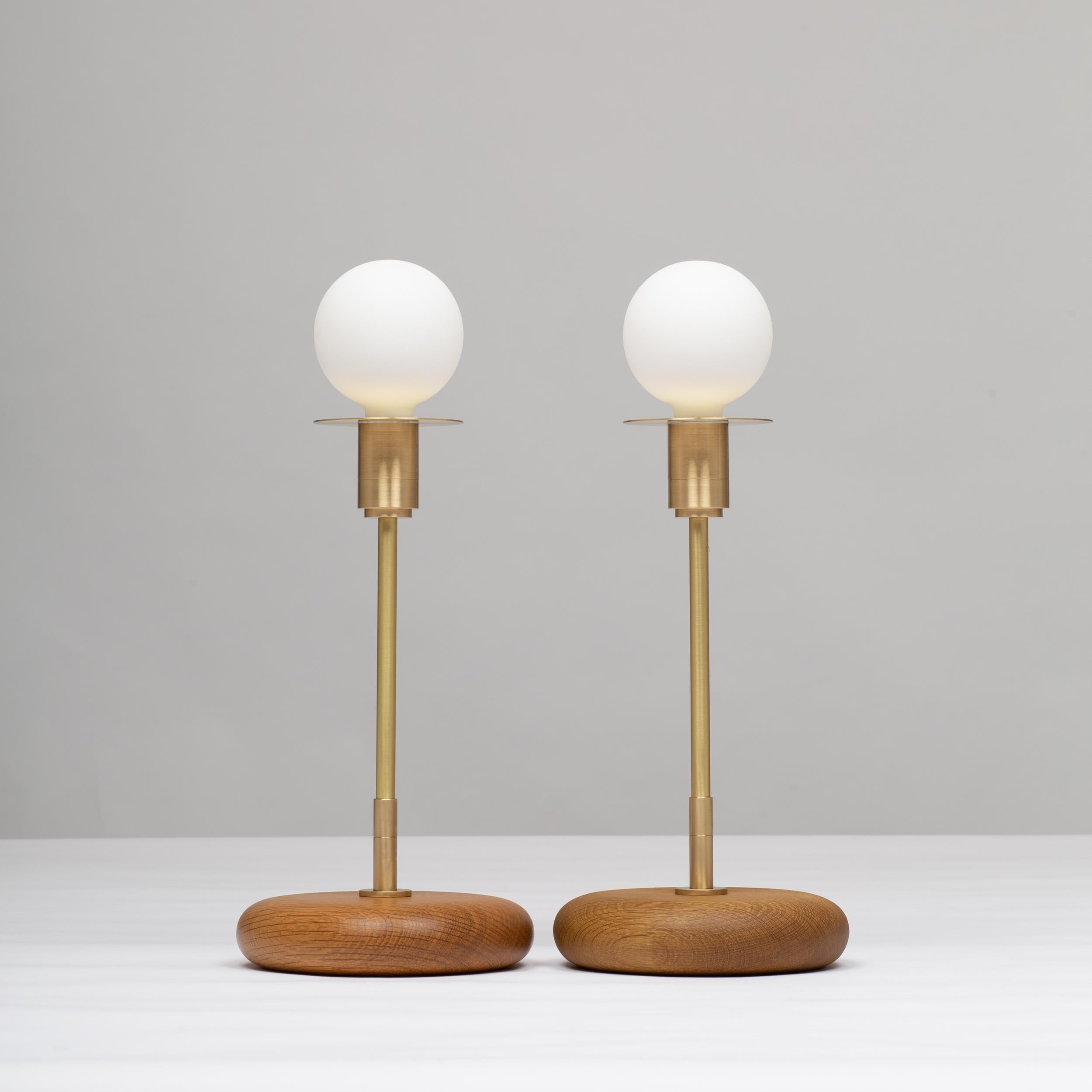 Moderne Lampe de table sphérique en chêne fumé Pebble par Lights of London en vente