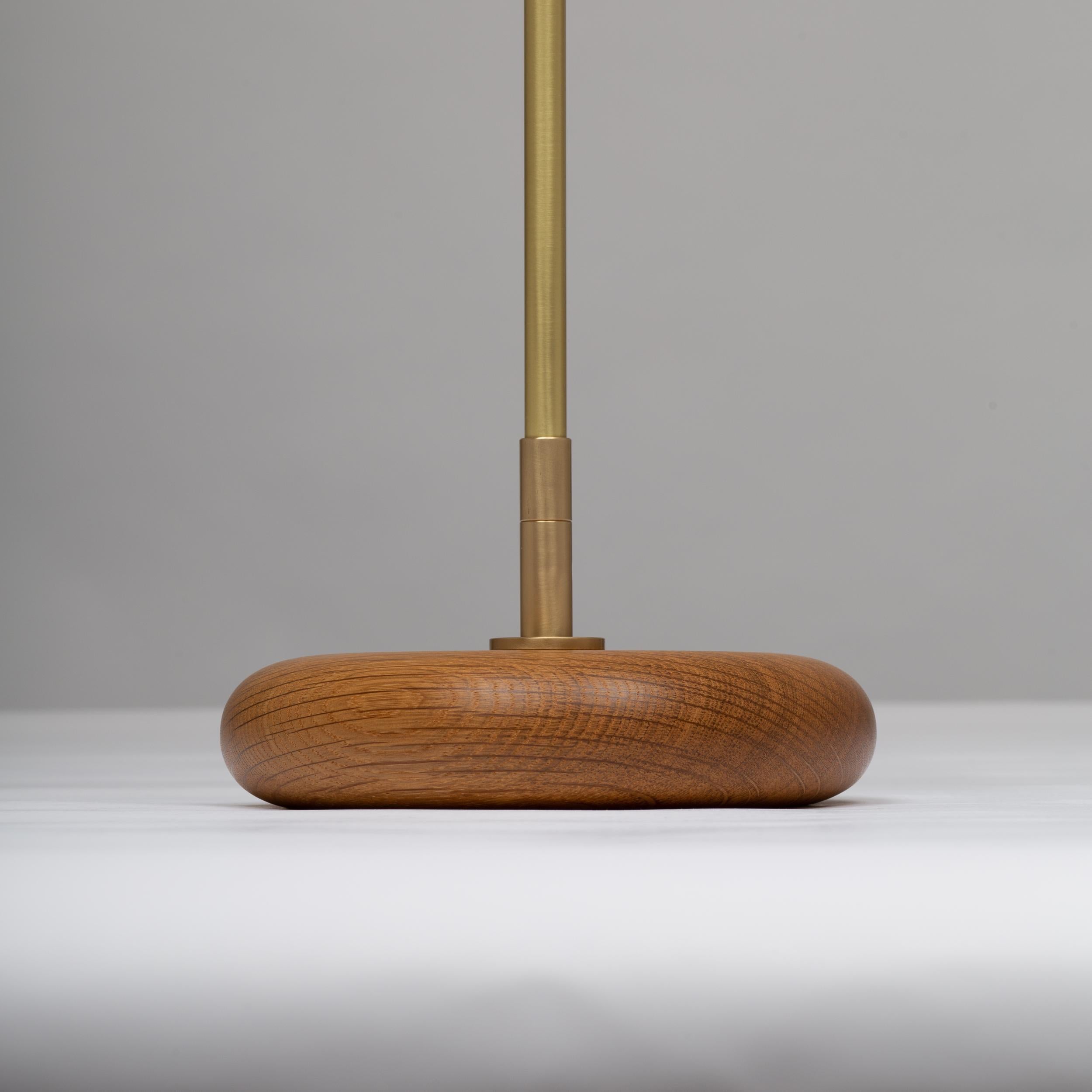 Britannique Lampe de table sphérique en chêne fumé Pebble par Lights of London en vente