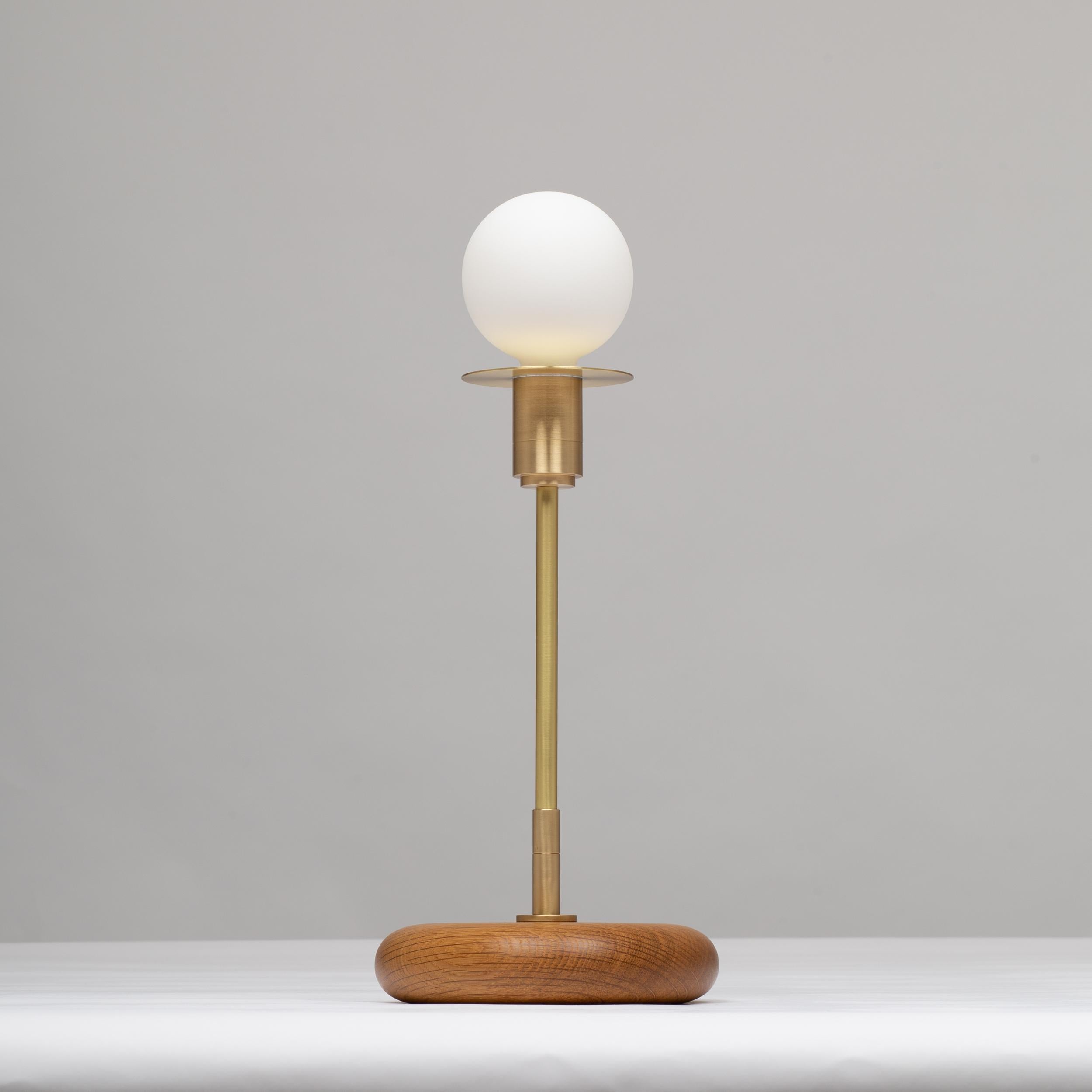 XXIe siècle et contemporain Lampe de table sphérique en chêne fumé Pebble par Lights of London en vente
