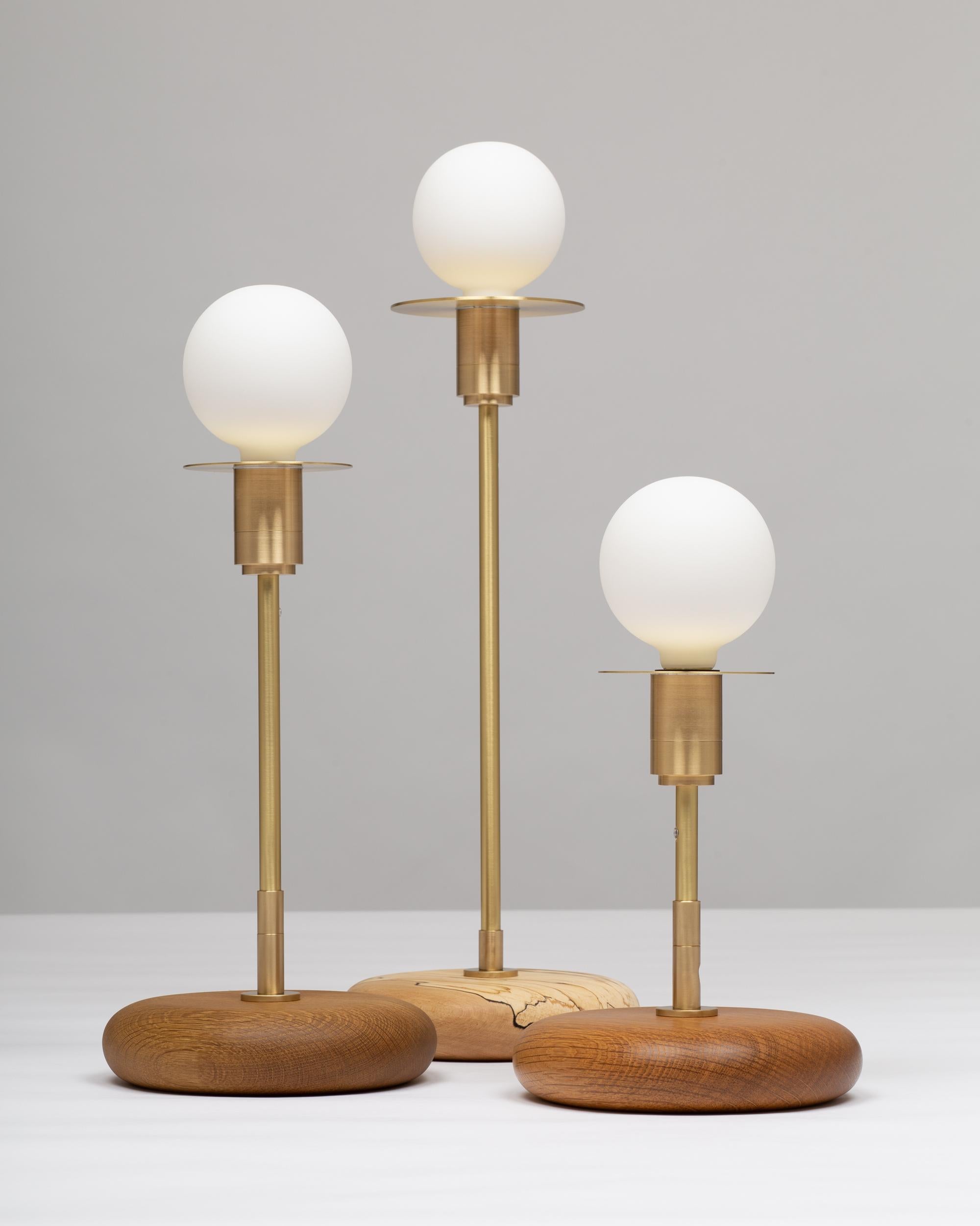 Laiton Lampe de table sphérique en chêne fumé Pebble par Lights of London en vente