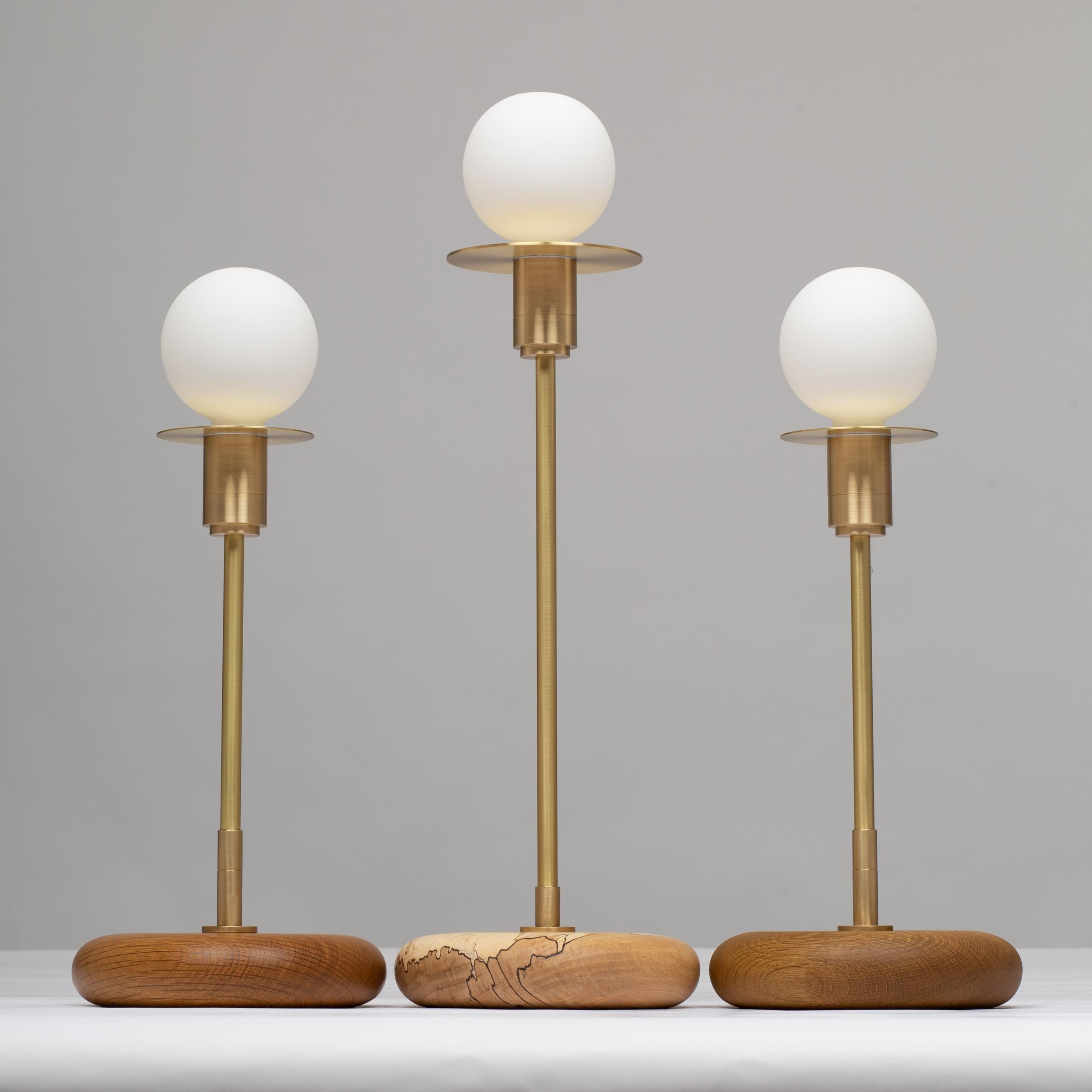 Lampe de table sphérique en chêne fumé Pebble par Lights of London en vente 1