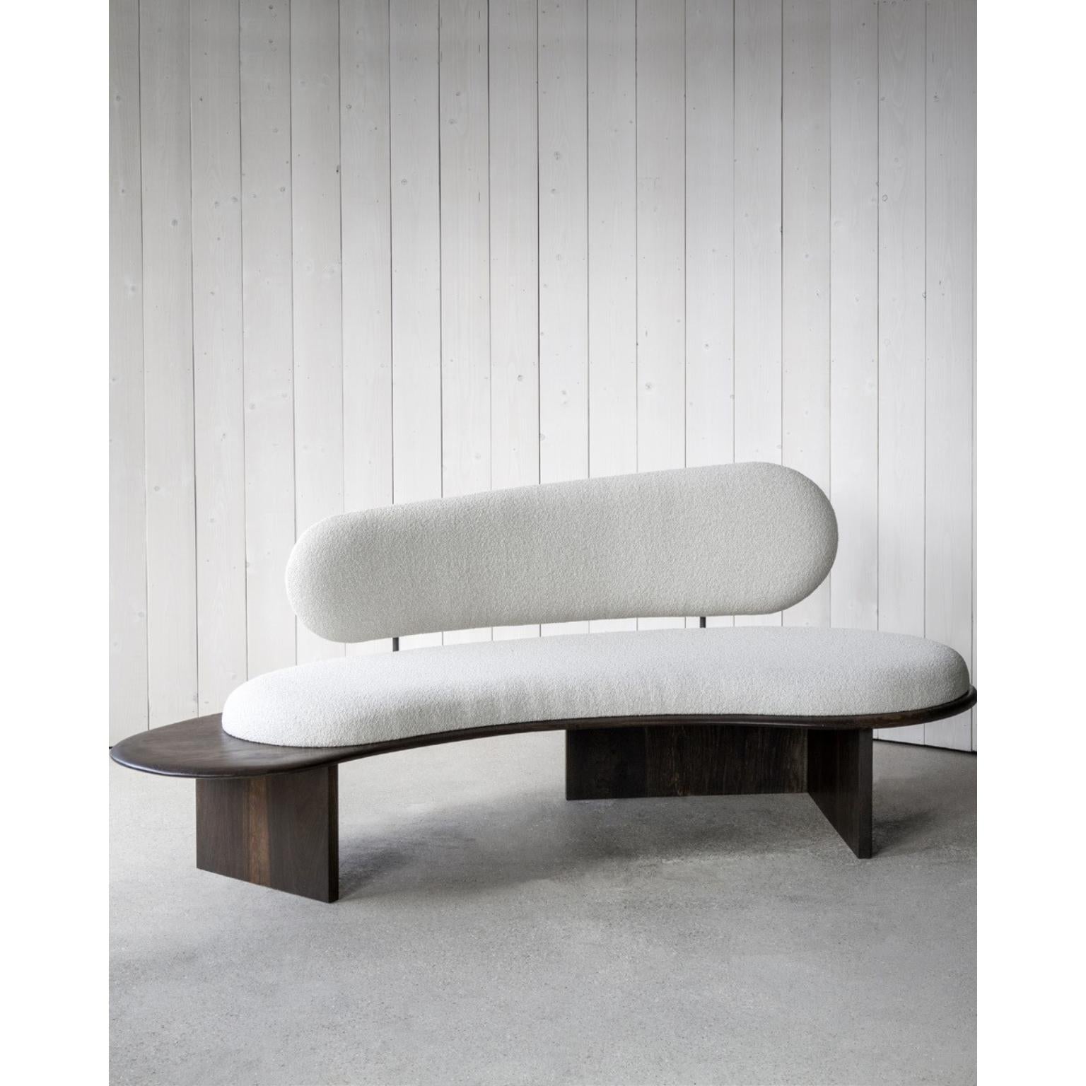 Pebble sofa von Fred Rigby Studio
Abmessungen: L 200 x B 90 x H 80 cm
MATERIALIEN: Eiche massiv, Dedar-Bouclé-Gewebe aus Wolle, naturfarben ebonisiert und geölt

Fred Rigby Studio ist ein in London ansässiges Möbel- und Innenarchitekturbüro, das