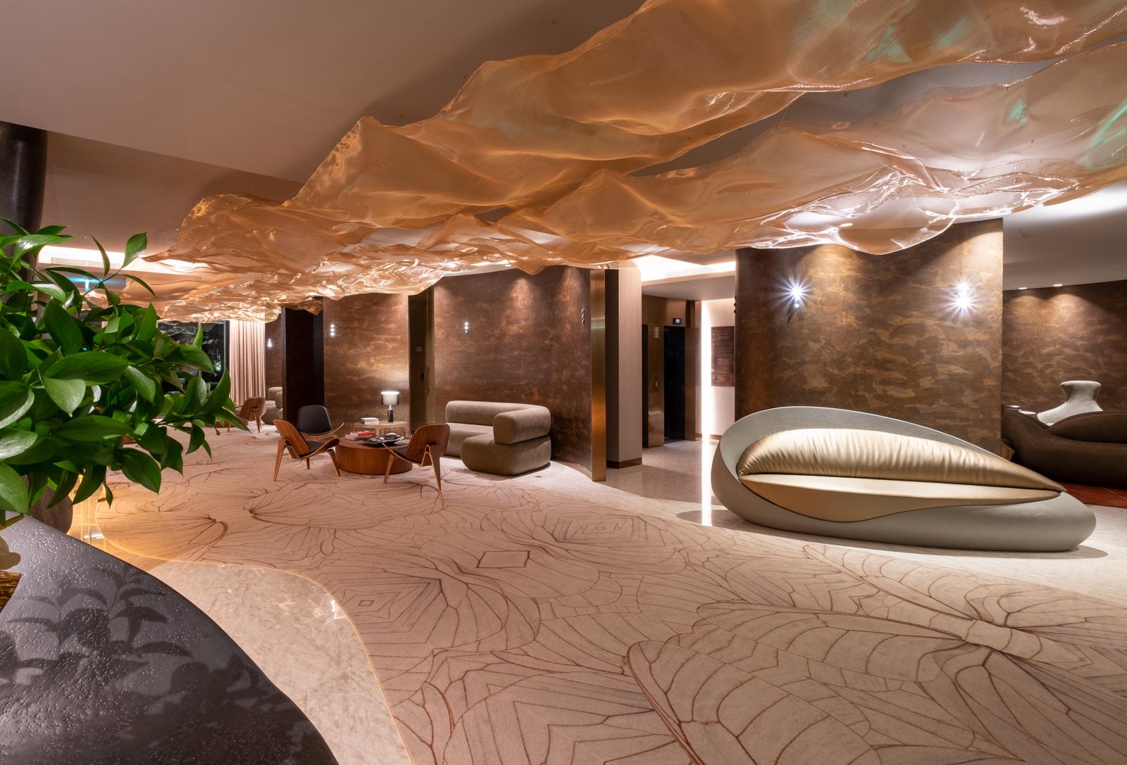 Design esclusivo e su ordinazione
Materiali di alta qualità - Costruito in fibra di vetro con una superficie liscia ed elegante, abbinato a cuscini rimovibili per un comfort superiore. 
 Un'opera d'arte scultorea che valorizza qualsiasi spazio, sia