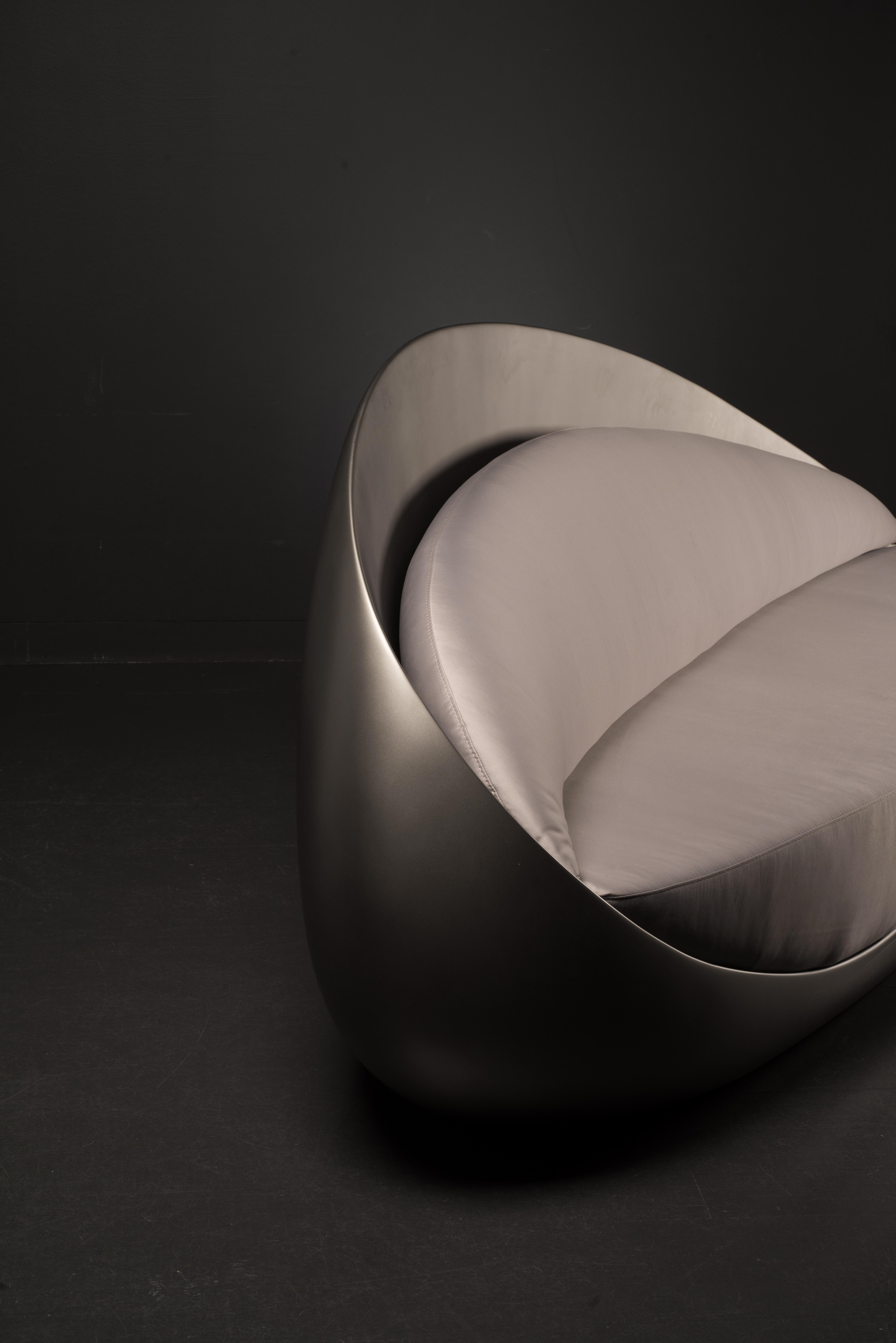 XXI secolo e contemporaneo Divano Pebble Made-to-Order in fibra di vetro scultorea con cuscini in peluche in vendita