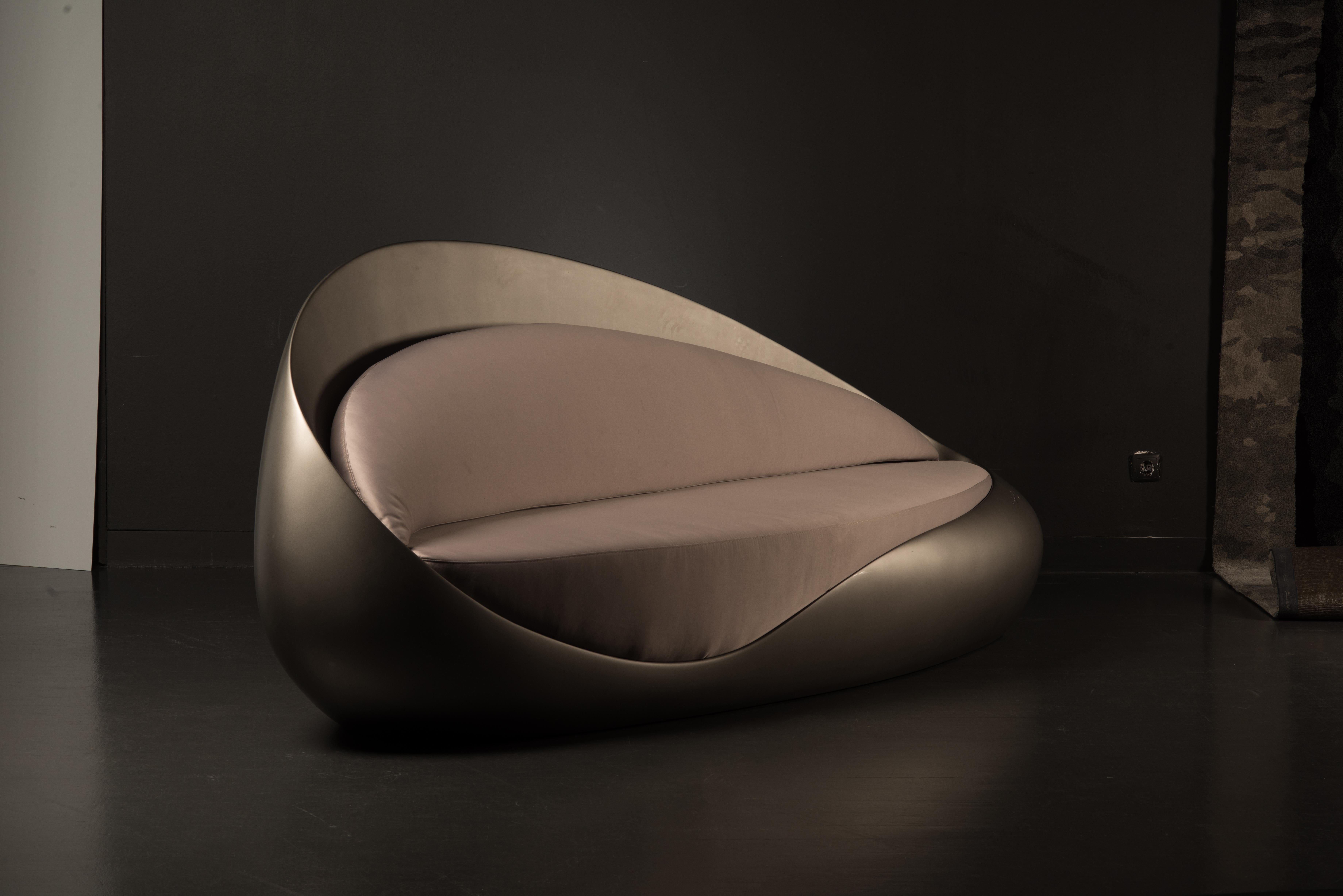 Divano Pebble Made-to-Order in fibra di vetro scultorea con cuscini in peluche In condizioni Nuovo in vendita a Barcelos, PT