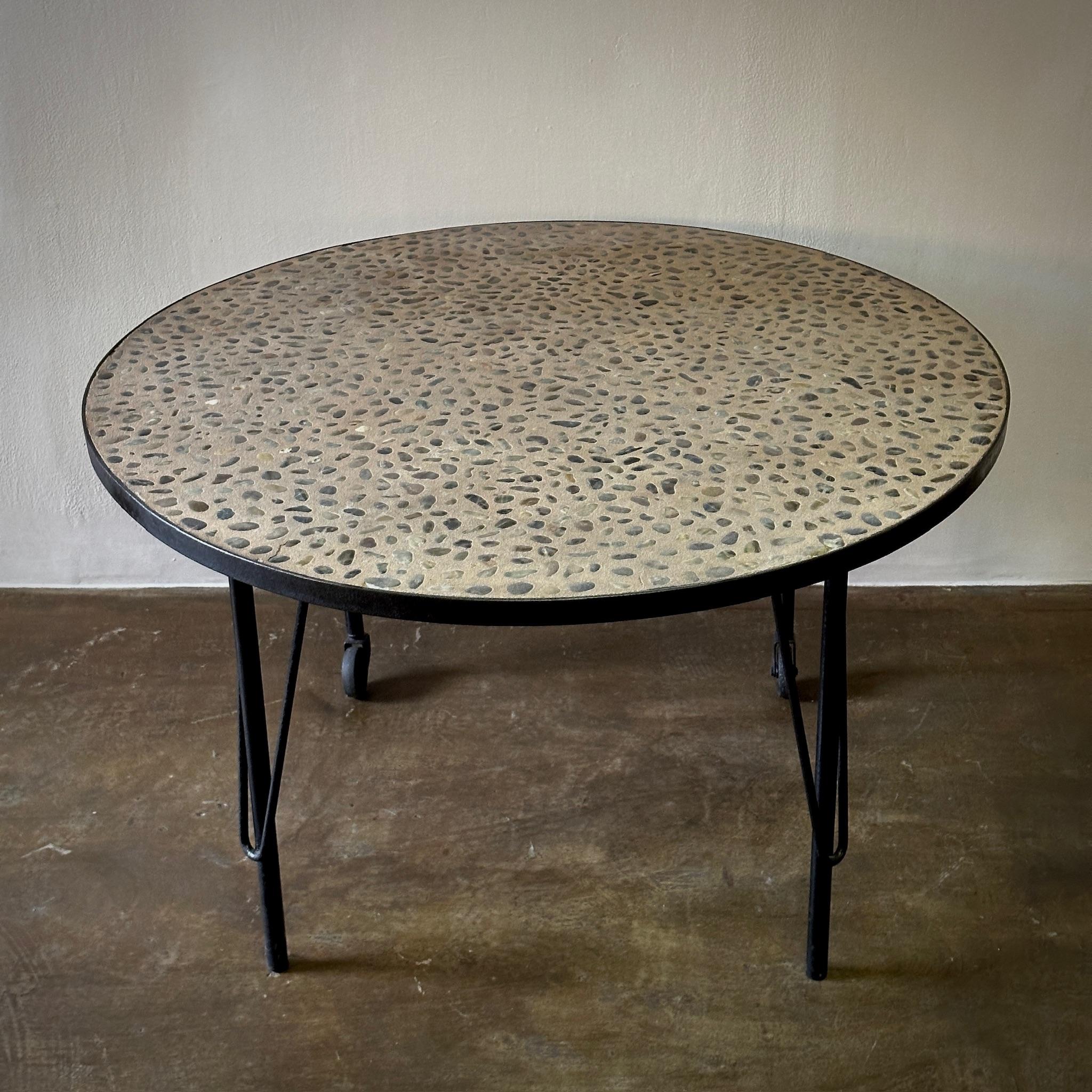 Pierre Table en pierre et fer en vente