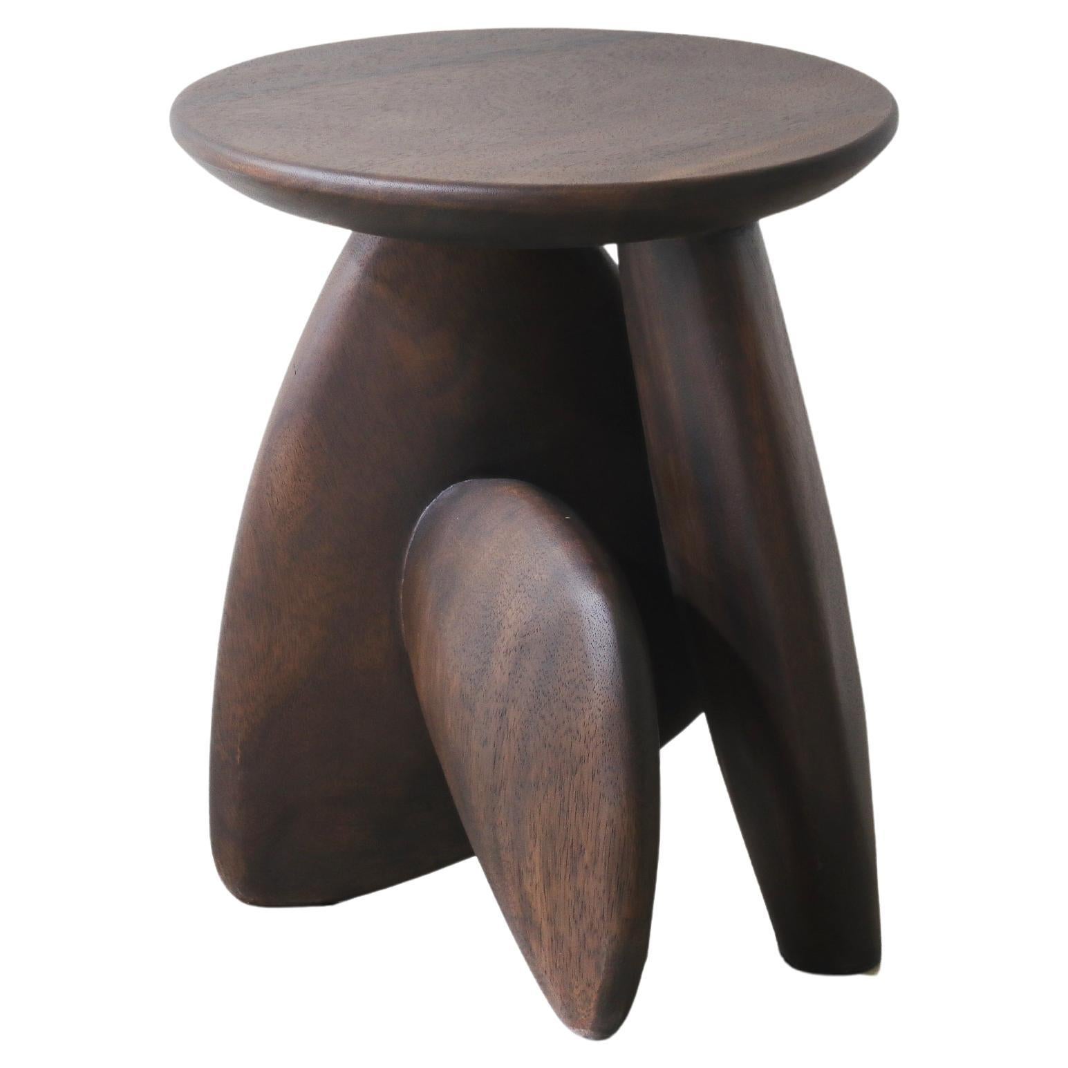 Pebble Hocker Typ 01, natürliches dunkles Affengefäßholz