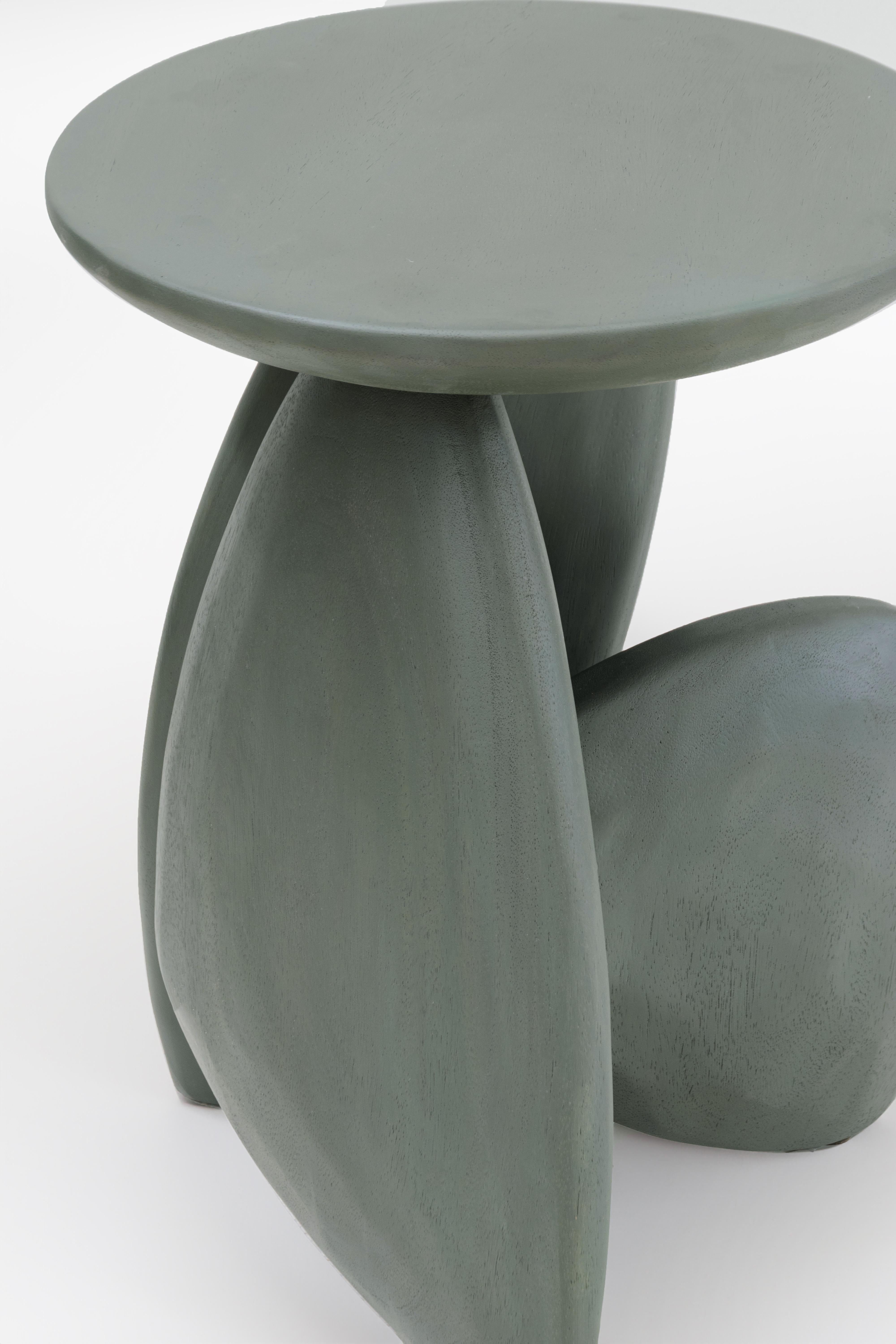 Ein dreibeiniger Holzhocker, der aussieht wie die Anordnung von Steinen zu einer Struktur. Dieses Werk entstand aus dem Geschick und dem Instinkt eines Handwerksmeisters, wobei die Designer dem Handwerker die Möglichkeit geben, Werke ohne einen