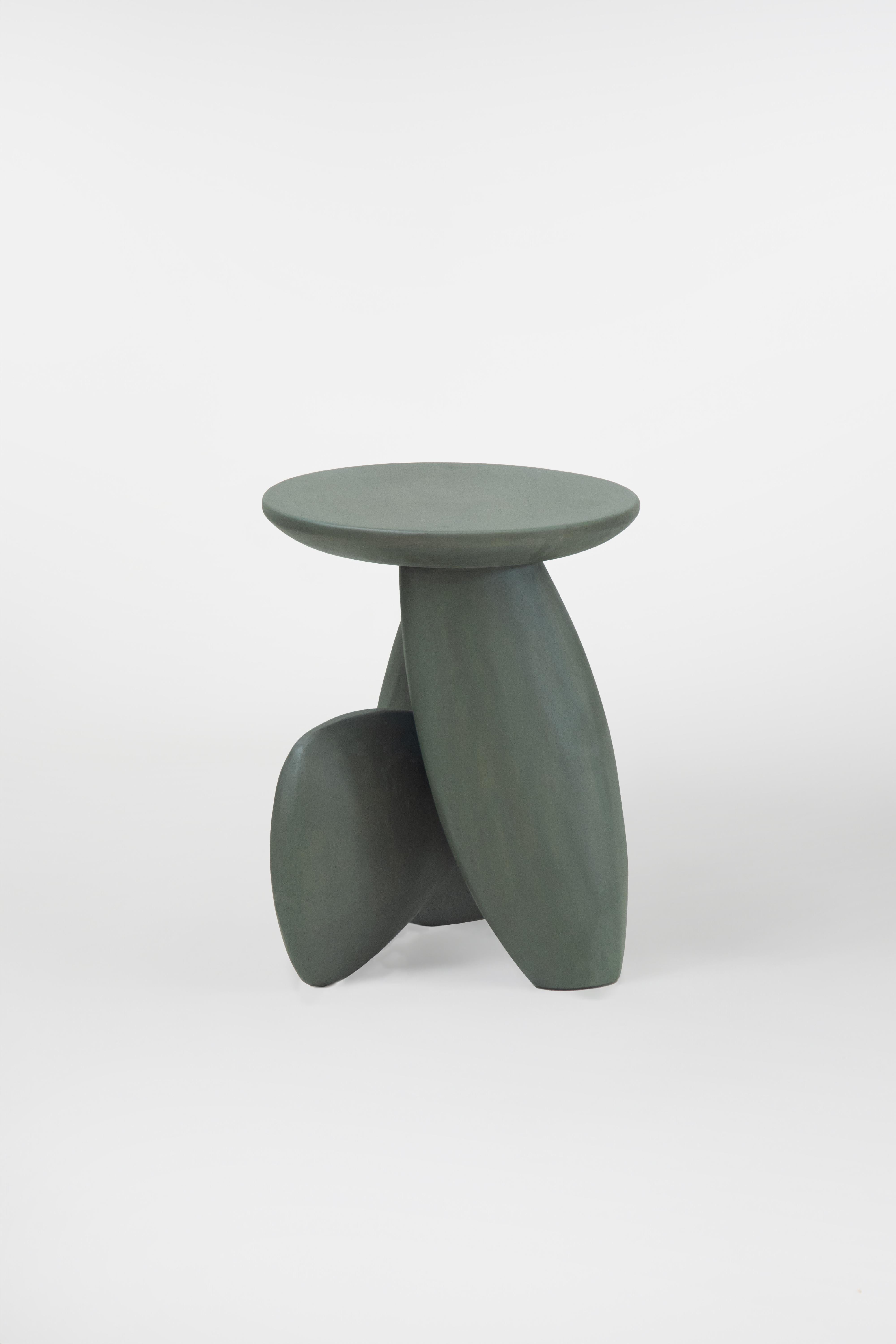 Pebble Hocker Typ 01, Regenwaldgrünes Affen Pod-Holz (Moderne der Mitte des Jahrhunderts) im Angebot