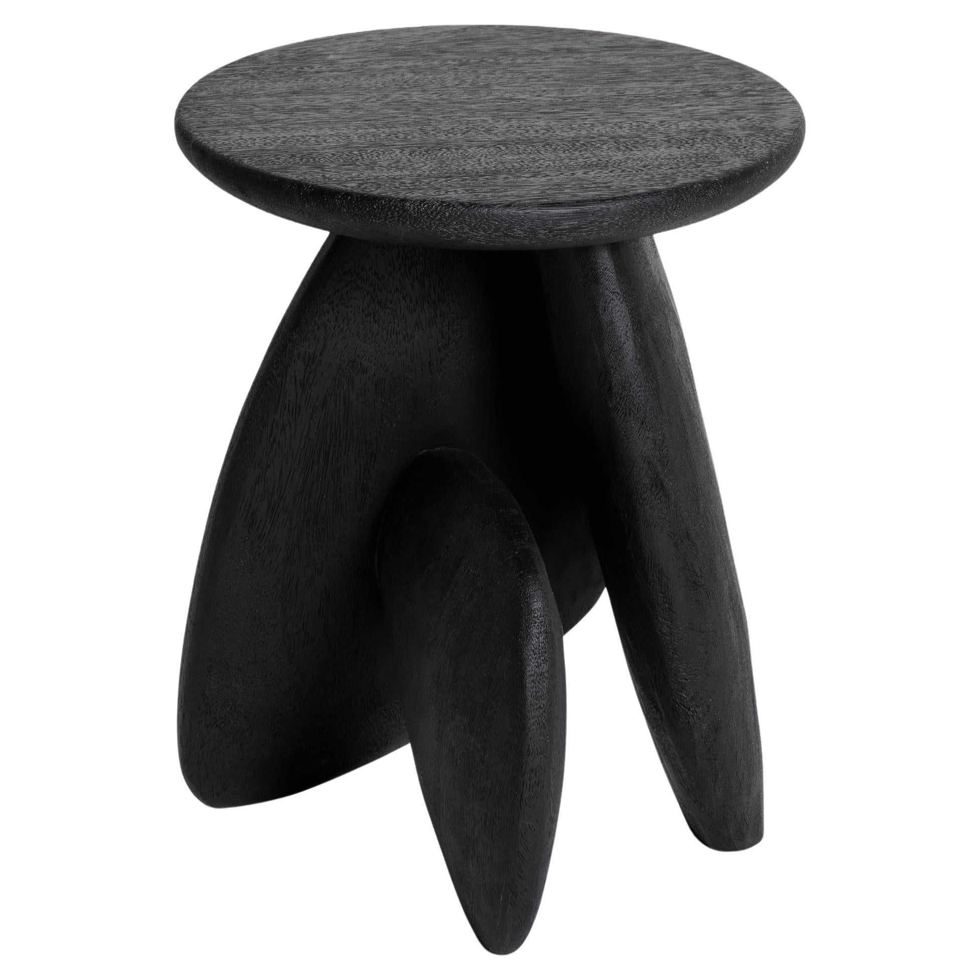 Tabouret galet type 01, bois brut noir Monkey Pod