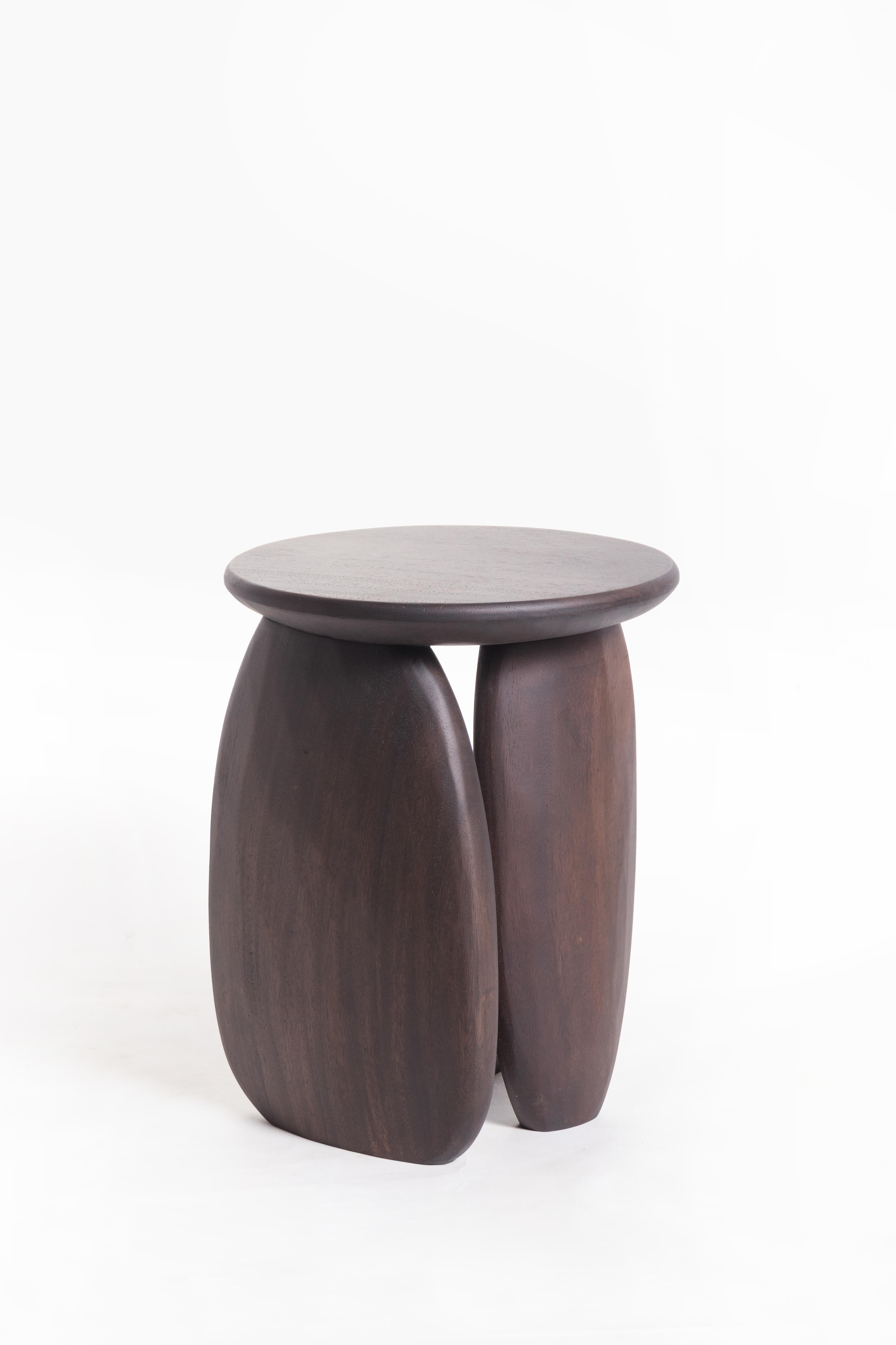 Mid-Century moderno Sgabello Pebble Tipo 02, Nature Dark Monkey Pod Wood in vendita