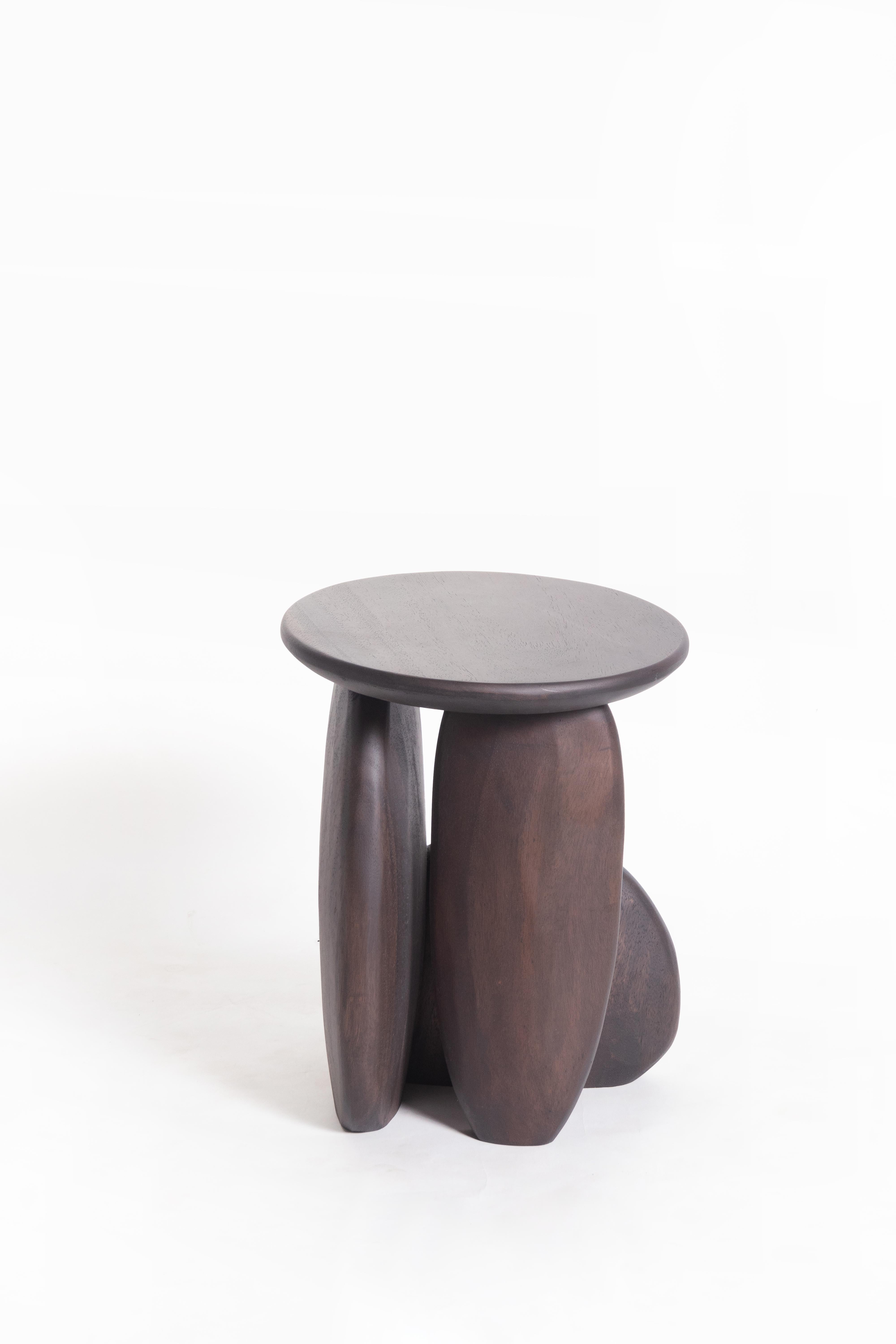 Thailandese Sgabello Pebble Tipo 02, Nature Dark Monkey Pod Wood in vendita