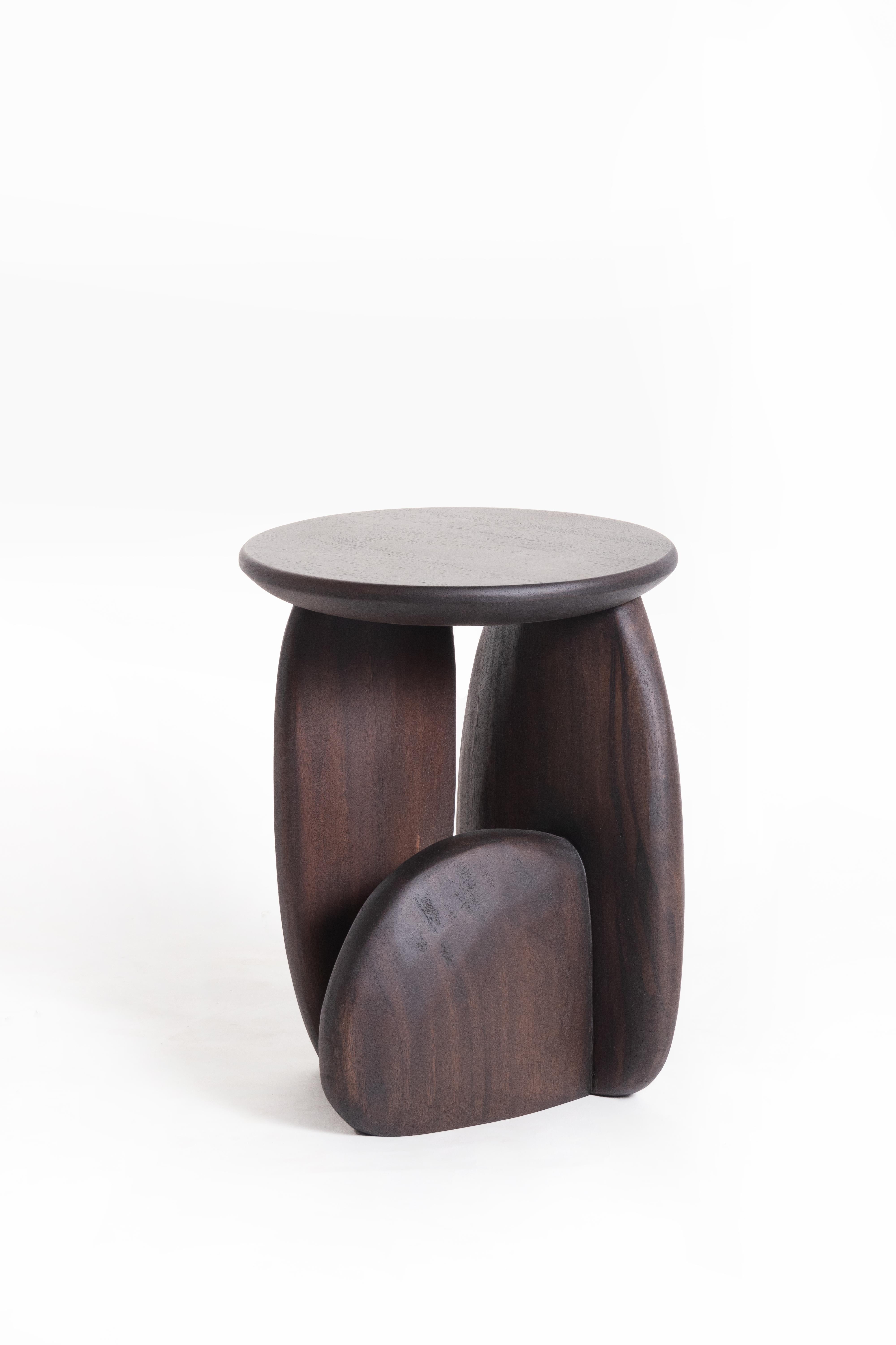 XXI secolo e contemporaneo Sgabello Pebble Tipo 02, Nature Dark Monkey Pod Wood in vendita