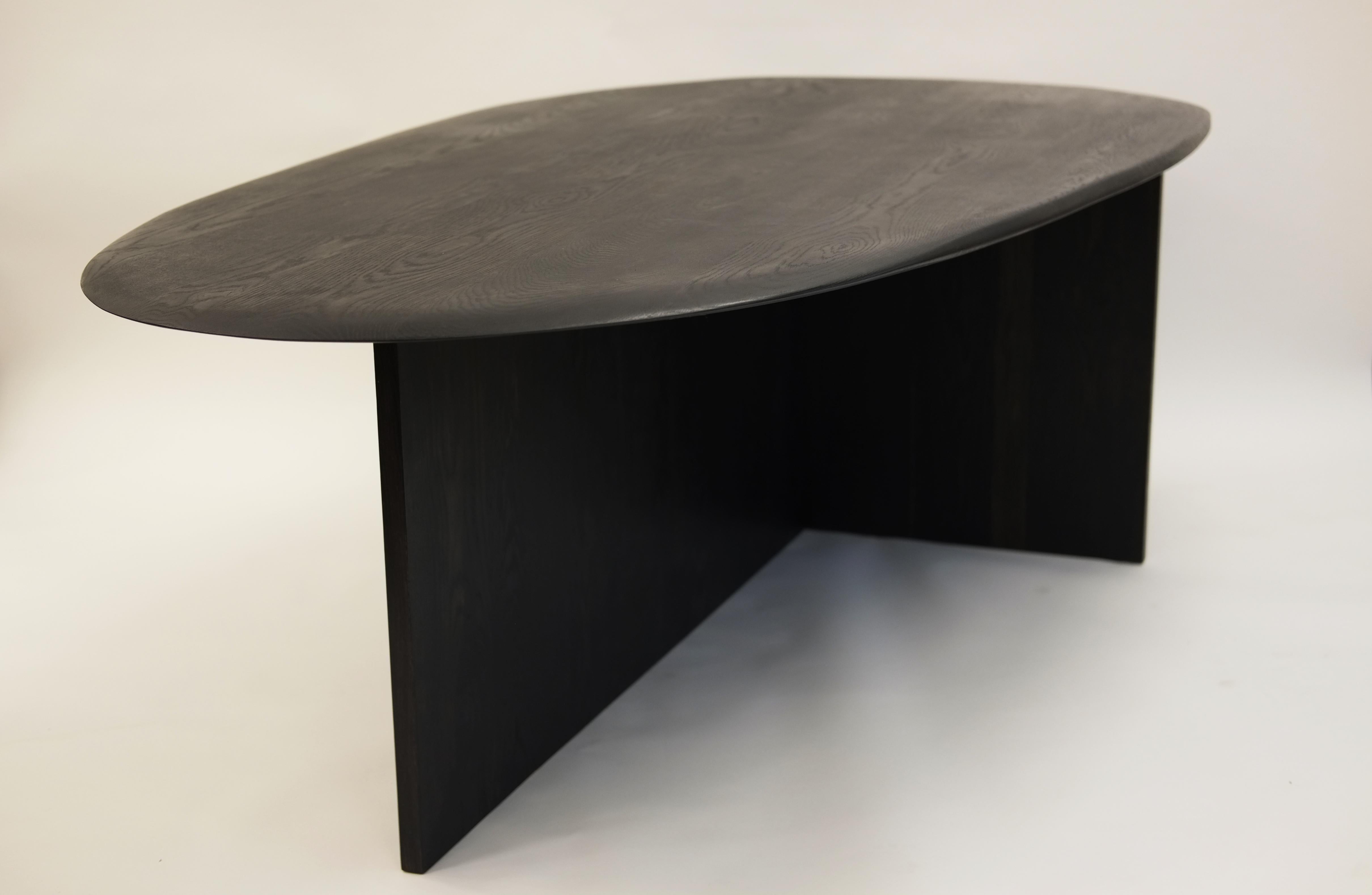Table Pebble de Fred Rigby Studio
Dimensions : L 240 x l 126 x H 74 cm
Matériaux : Chêne massif, ébonisé naturellement.


Fred Rigby Studio est un cabinet d'architecture d'intérieur et d'ameublement basé à Londres, fondé par Fred Rigby en 2008. Ce