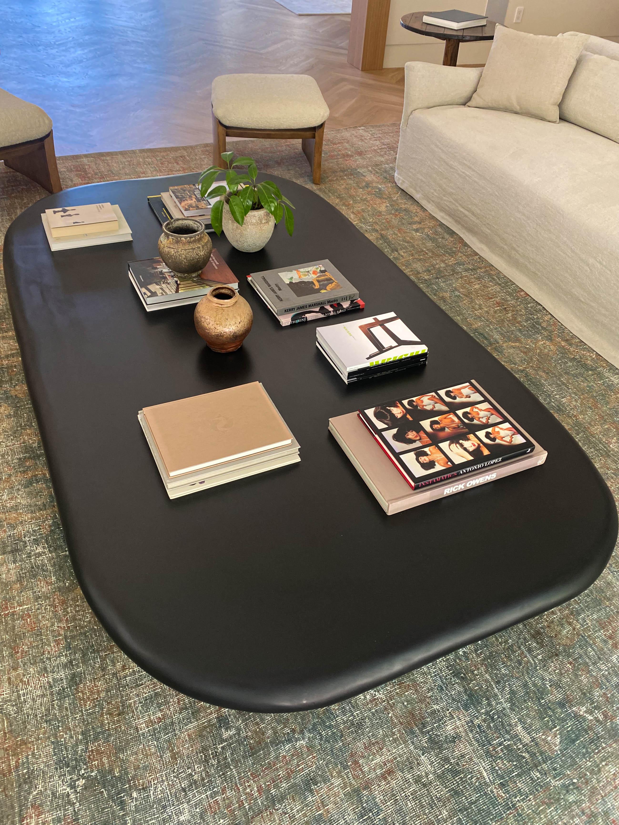 Organique Table à galets, table en pierre noire mate avec bord arrondi et base en vente
